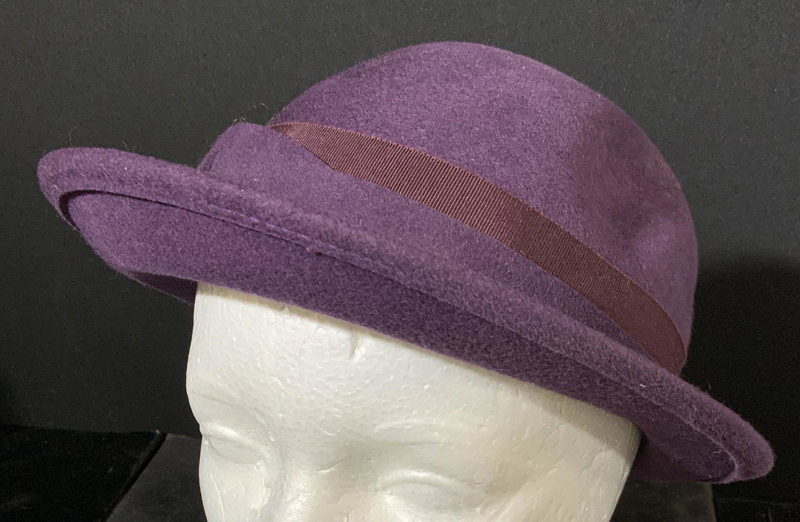 Lot 4 Vintage Women’s Hats: Lot 4 womenâ€™s hats. Various designers and styles. Designers include GEO W BOLL A. & CO, and YO, GIOVANNI. Largest measures approx 13 inches in diameter. Hats are stored in a hat box marked KNOX
