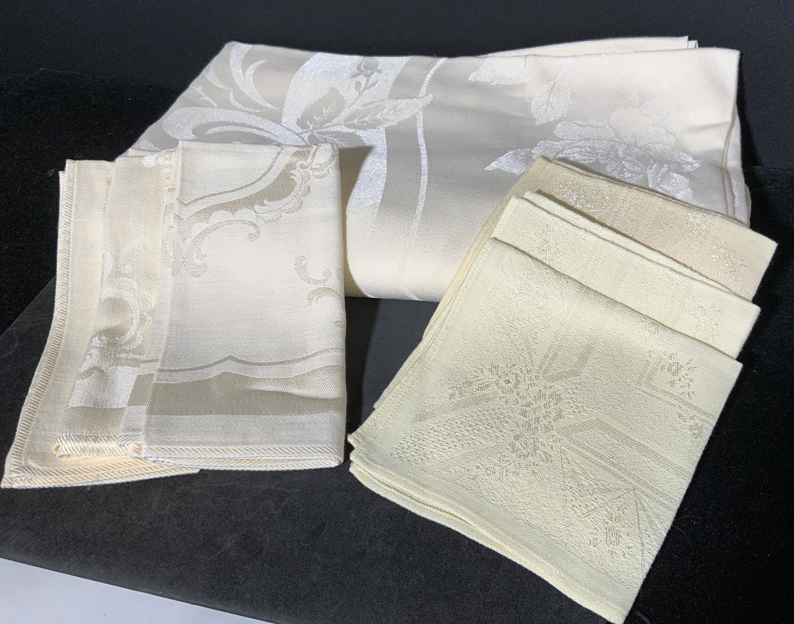 Group Lot 6 Cream Toned Table Linens (1 of 5)