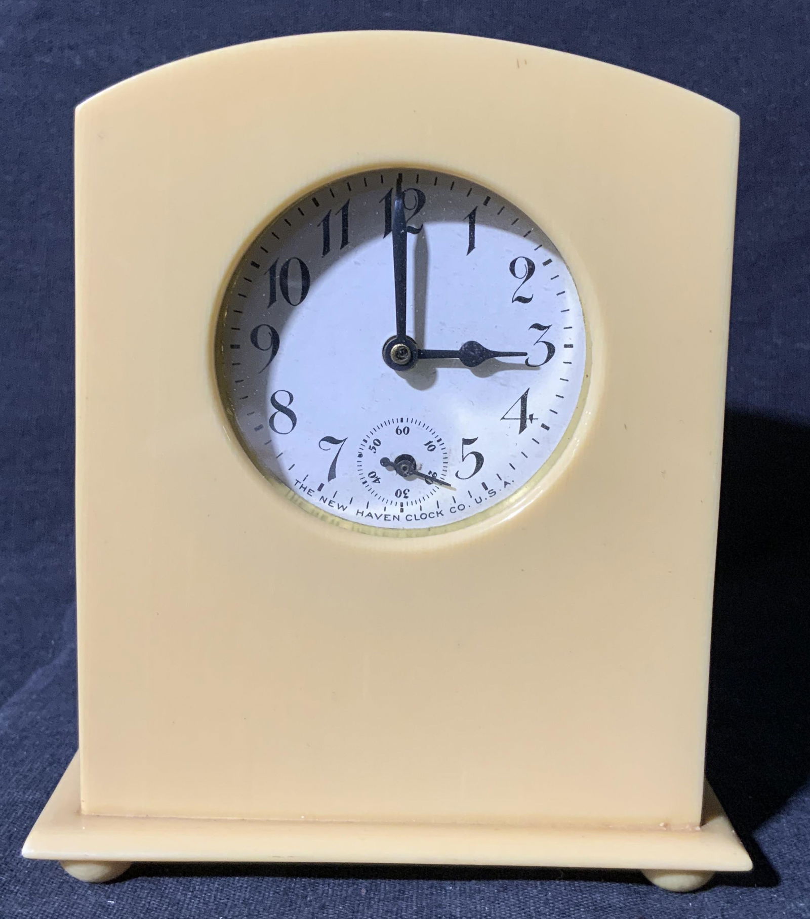 Bakelite New Haven Clock Co Tabletop Clock (1 of 6)