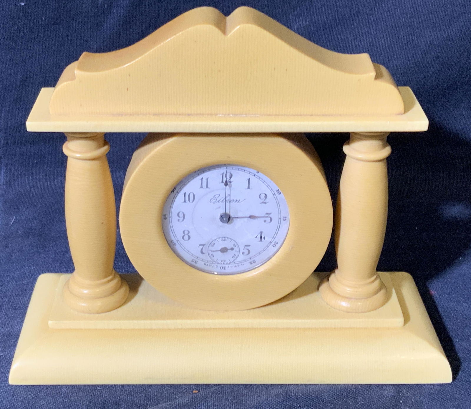 Eileen's Bakelite Mantel Clock (1 of 6)