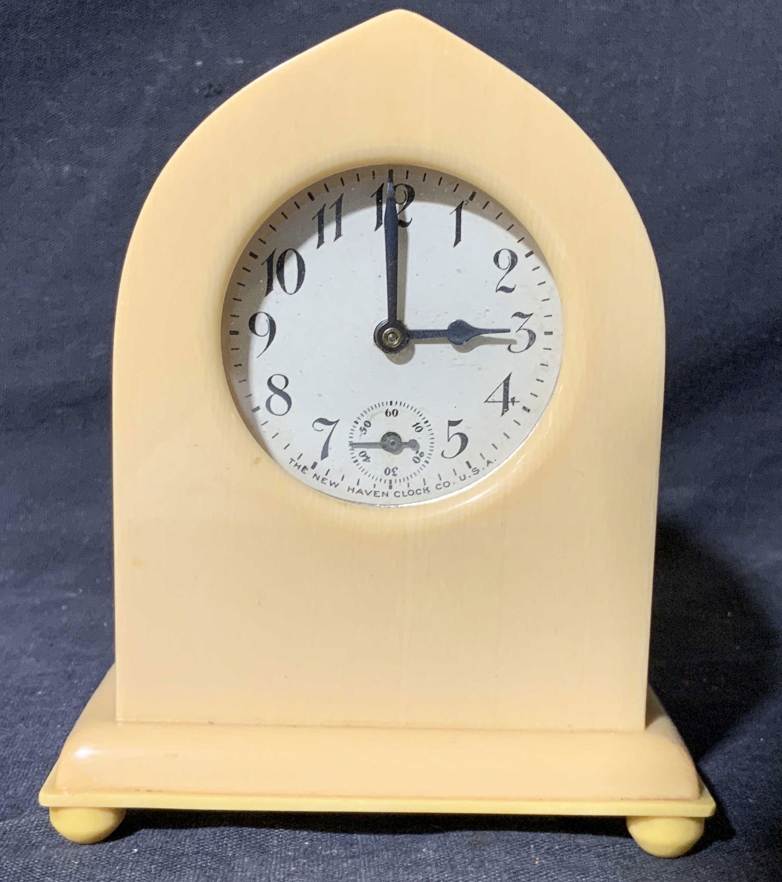Bakelite Small New Haven Clock Co Tabletop Clock (1 of 6)