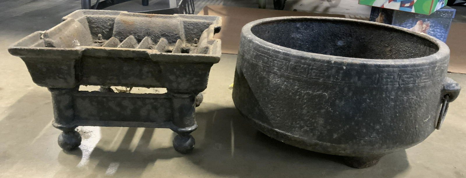 Lot 2 Antq Iron Cauldron Style Planter & Pedestal (1 of 8)