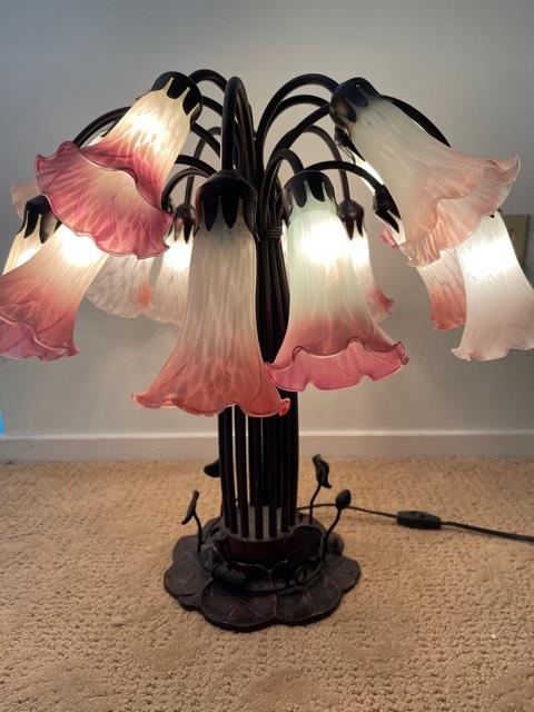 Tiffany Style Angels Trumpet Lamp (1 of 20)