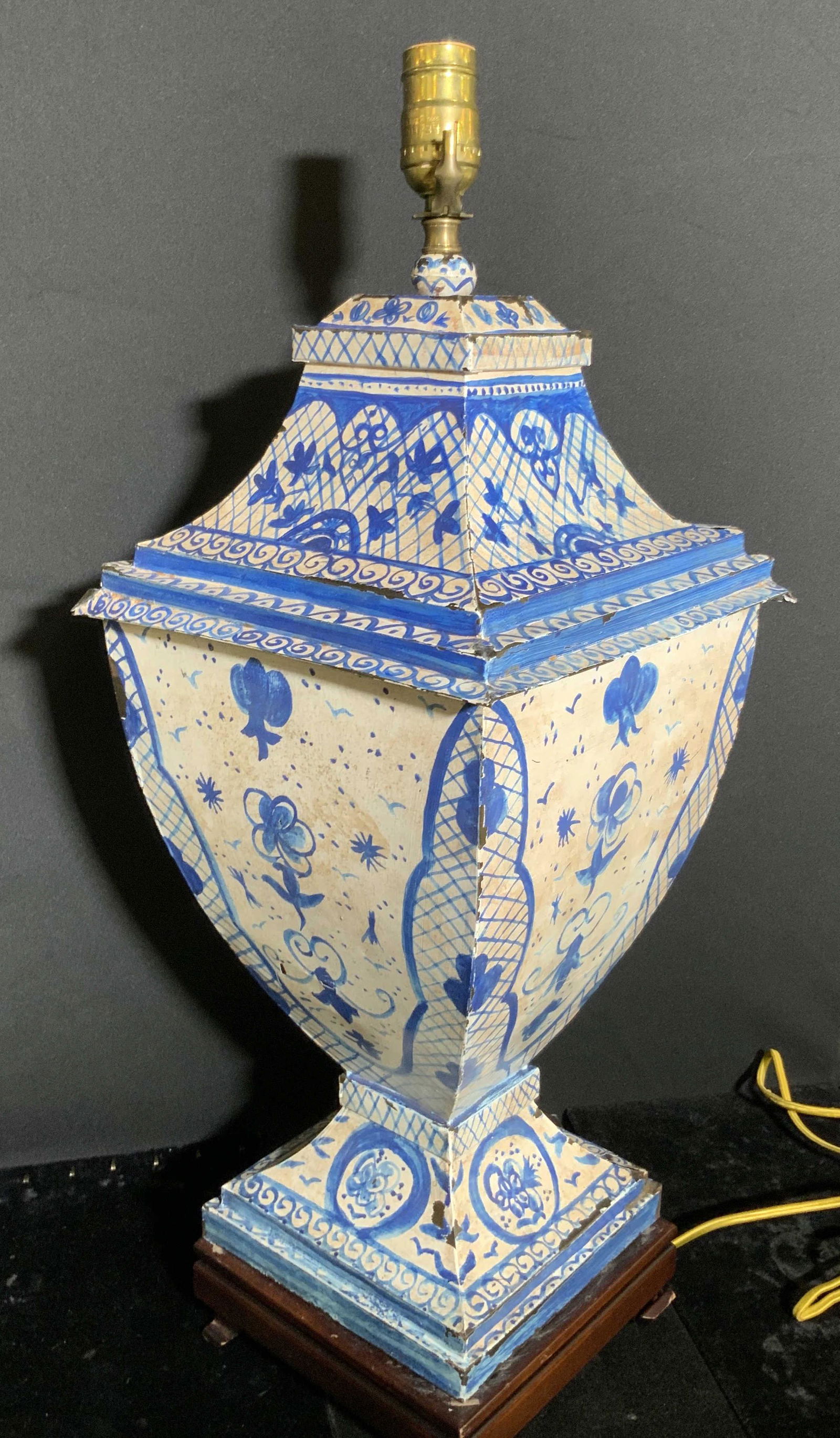 Vintage Hand Painted Toleware Table Lamp (1 of 15)