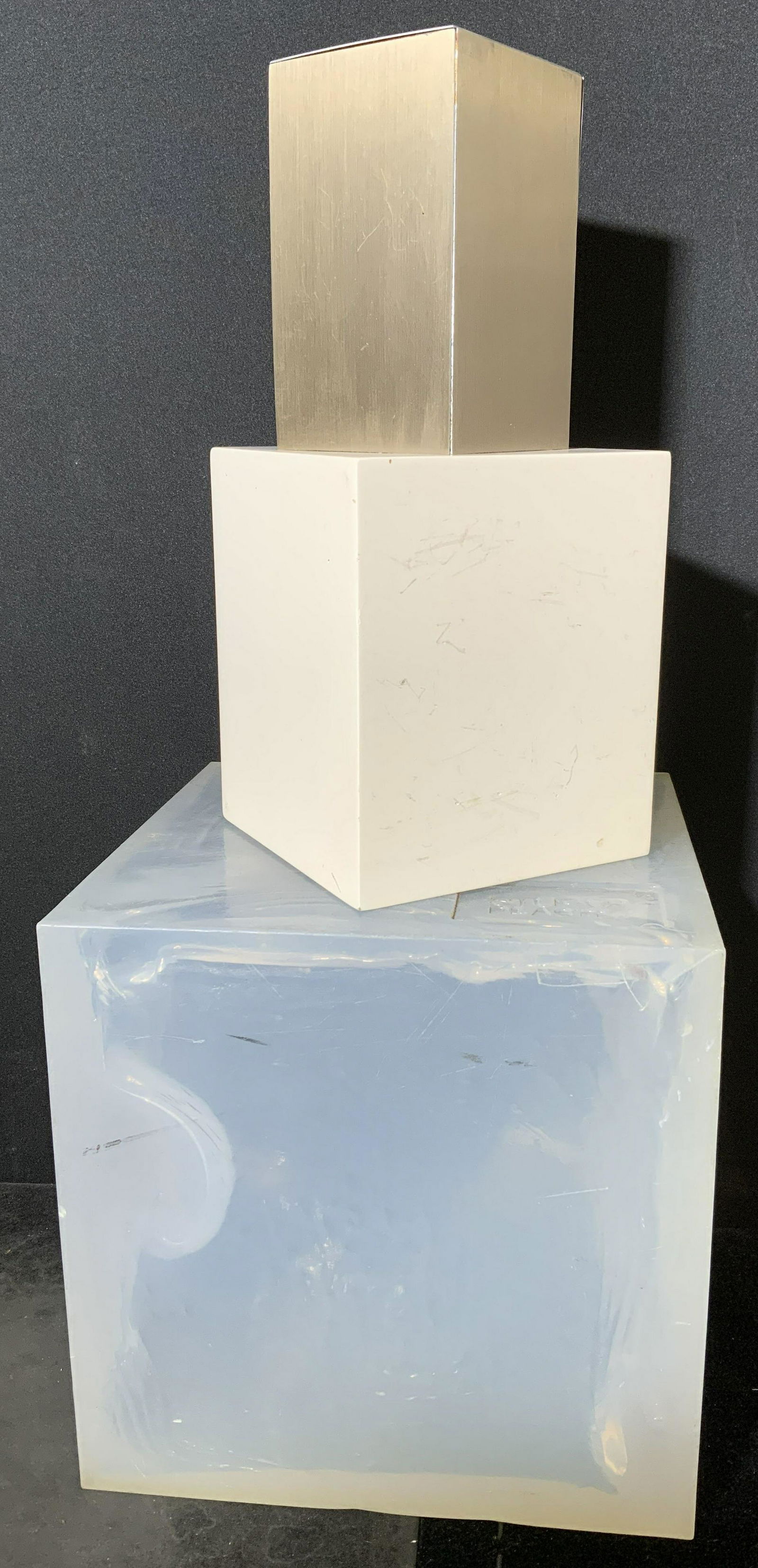 Lot 3 Assorted Display Pedestals (1 of 6)