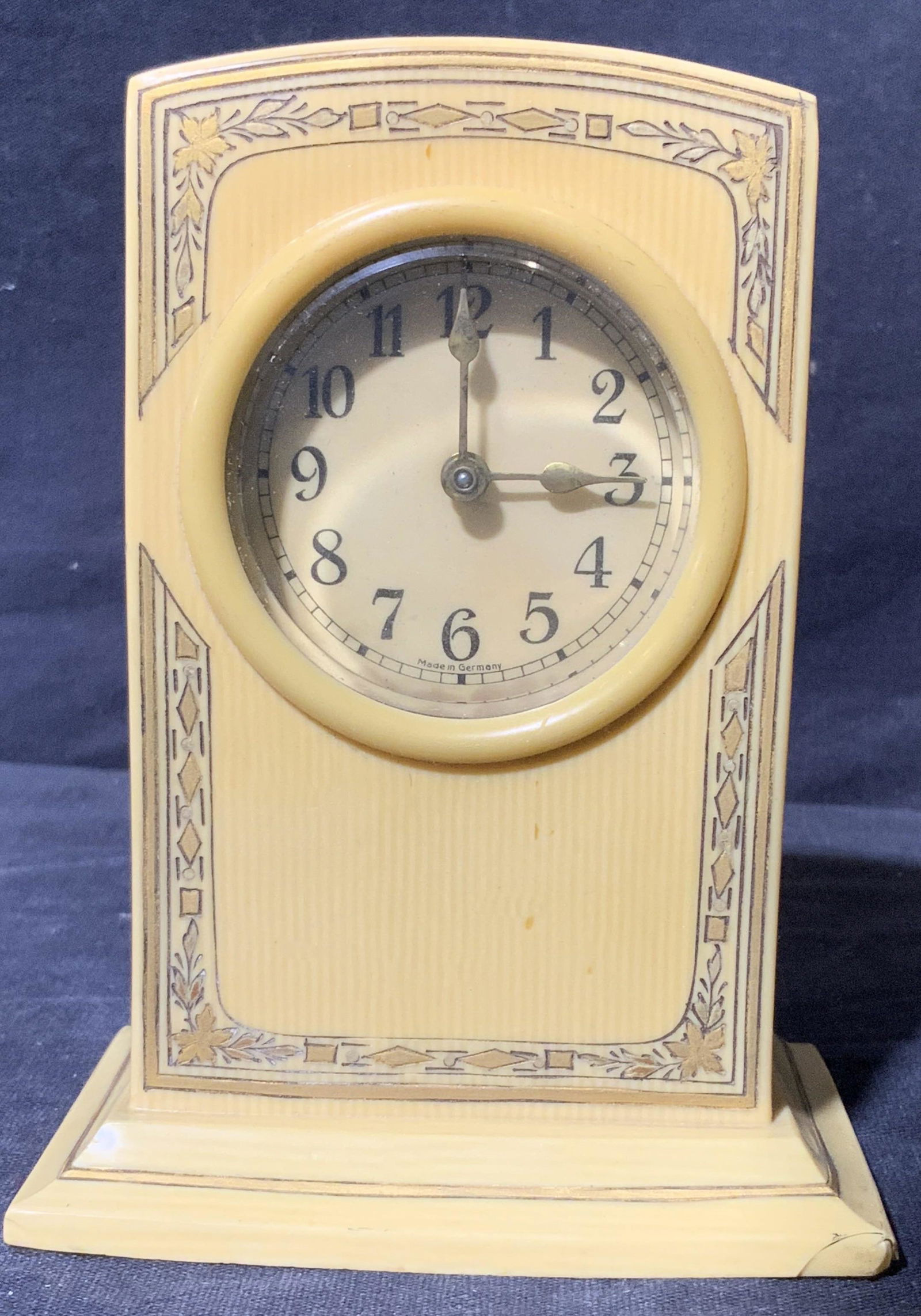 German Bakelite Tabletop Clock (1 of 8)