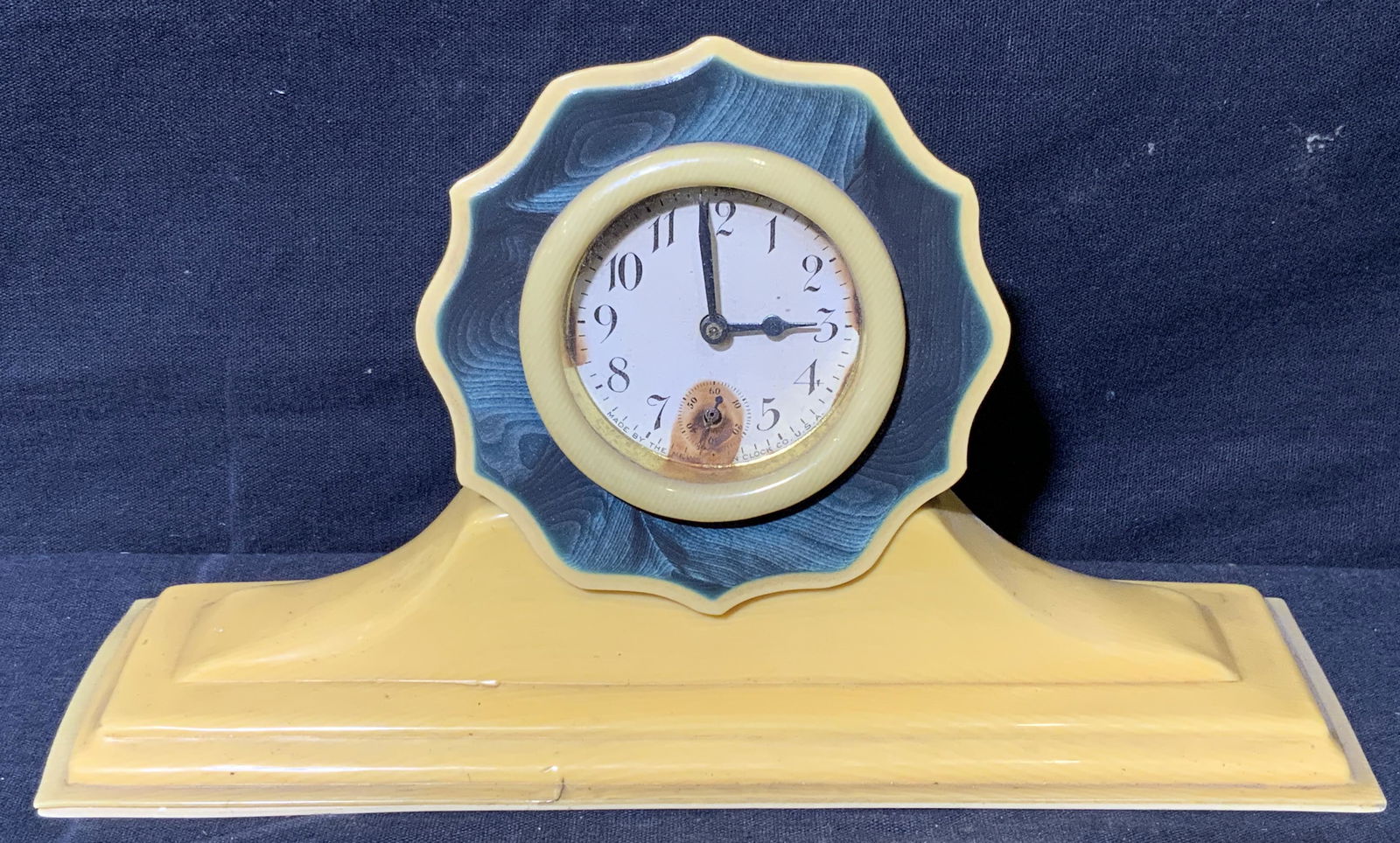 Bakelite New Haven Clock Co Mantel Clock (0088) on Dec 01, 2021 The