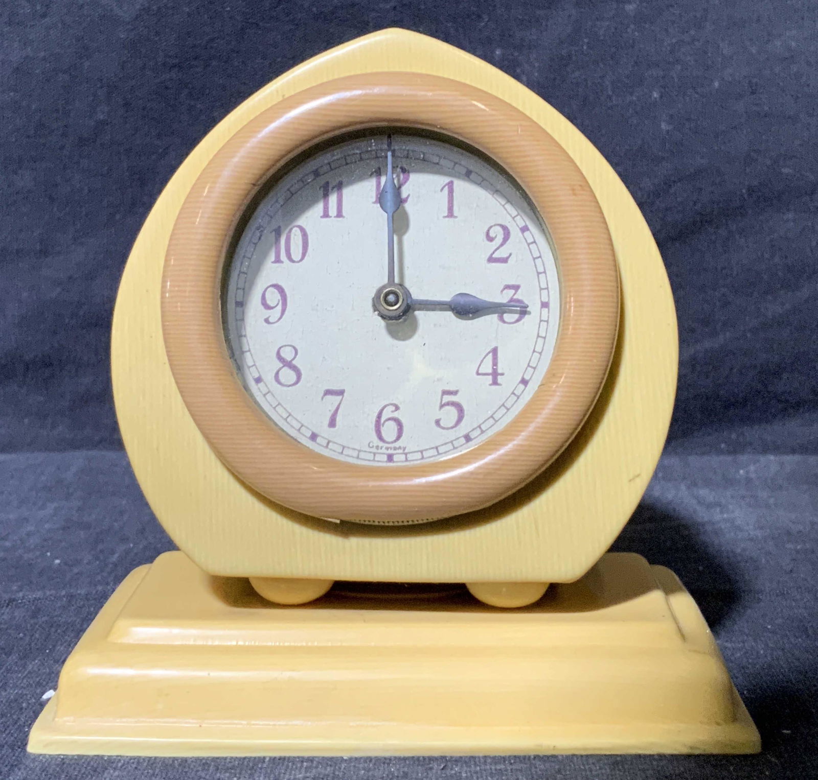 German Bakelite Tabletop Clock (1 of 8)