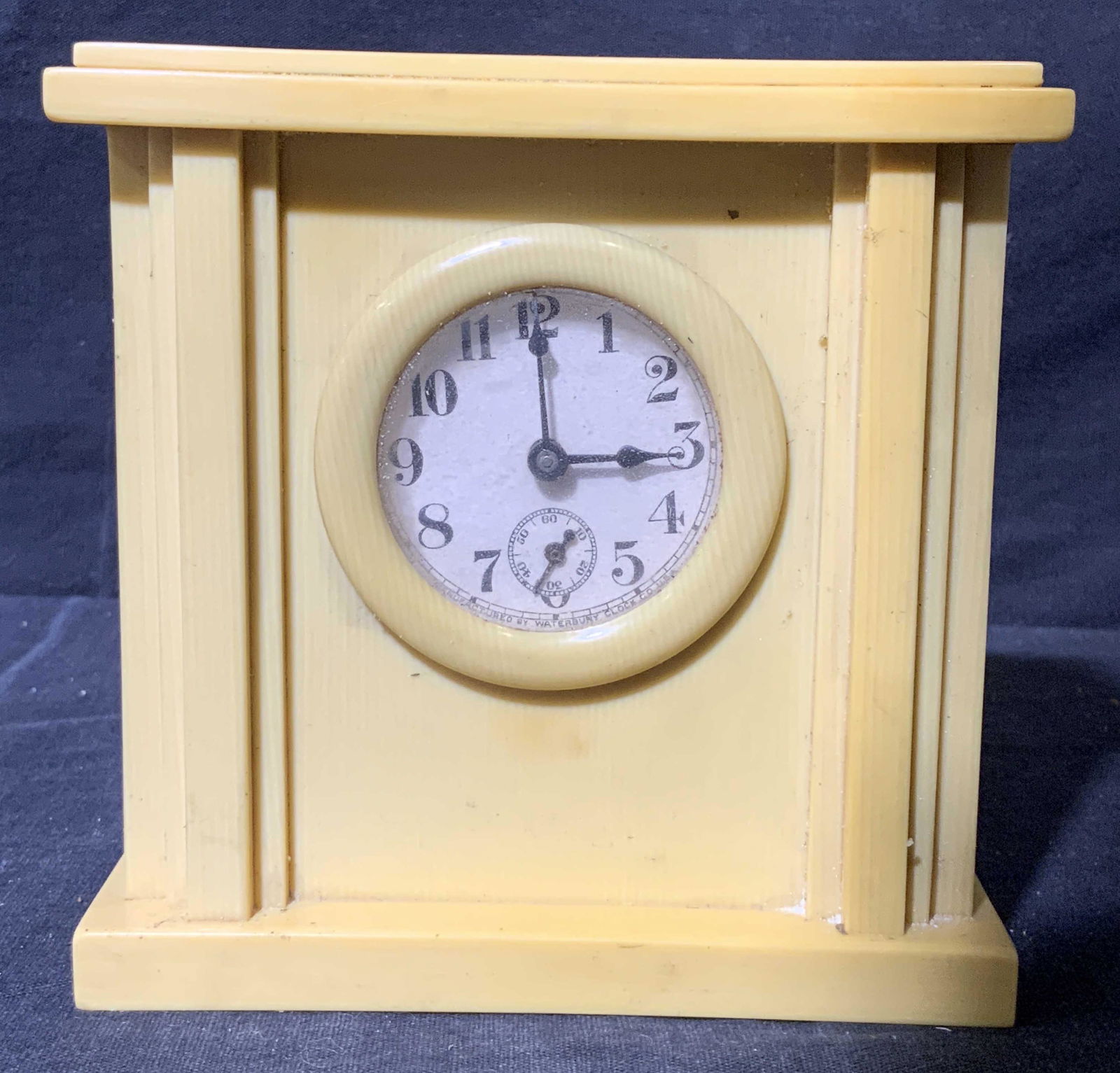 Waterbury Clock Co. Bakelite Tabletop Clock (1 of 7)