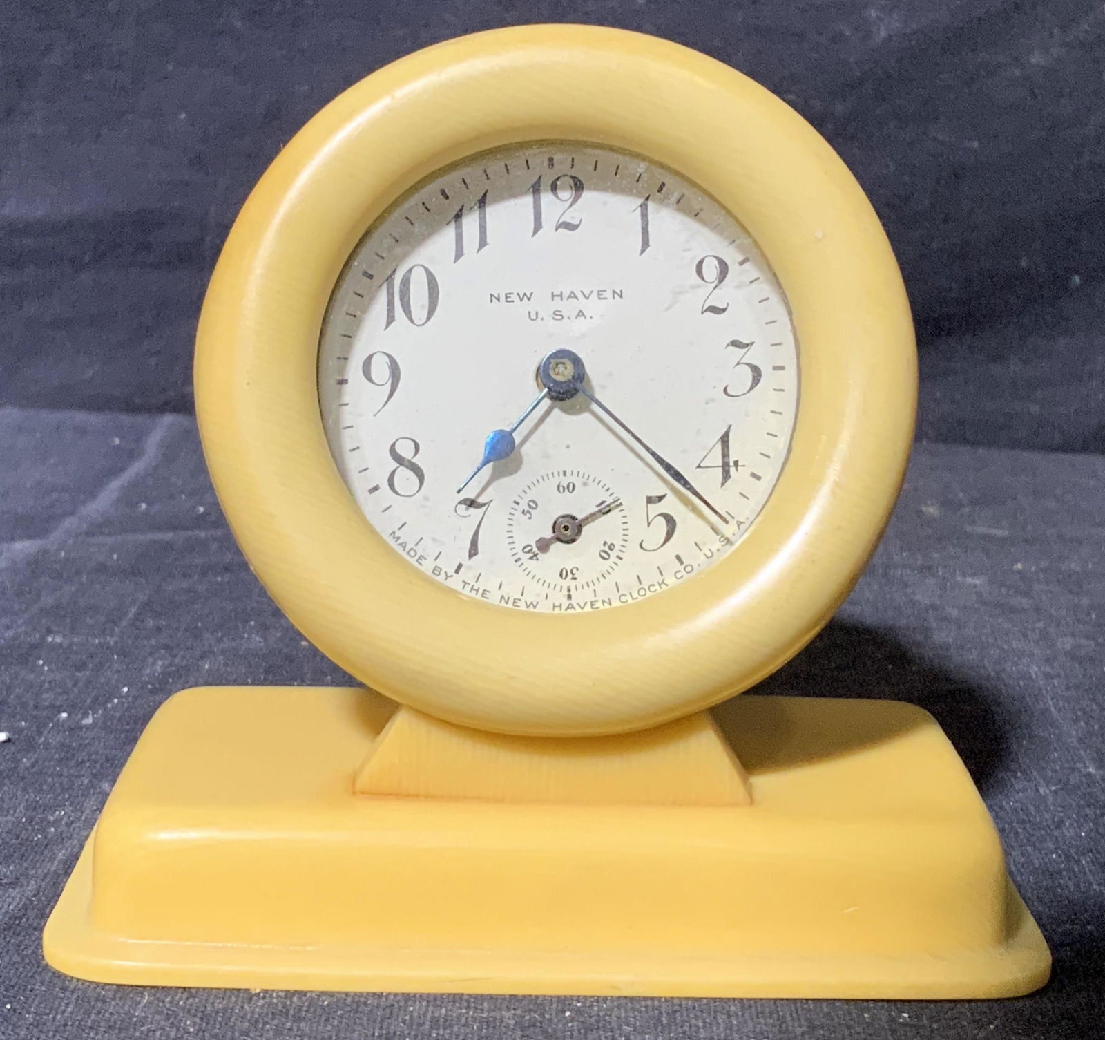 Bakelite New Haven Clock Co Tabletop Clock (1 of 7)