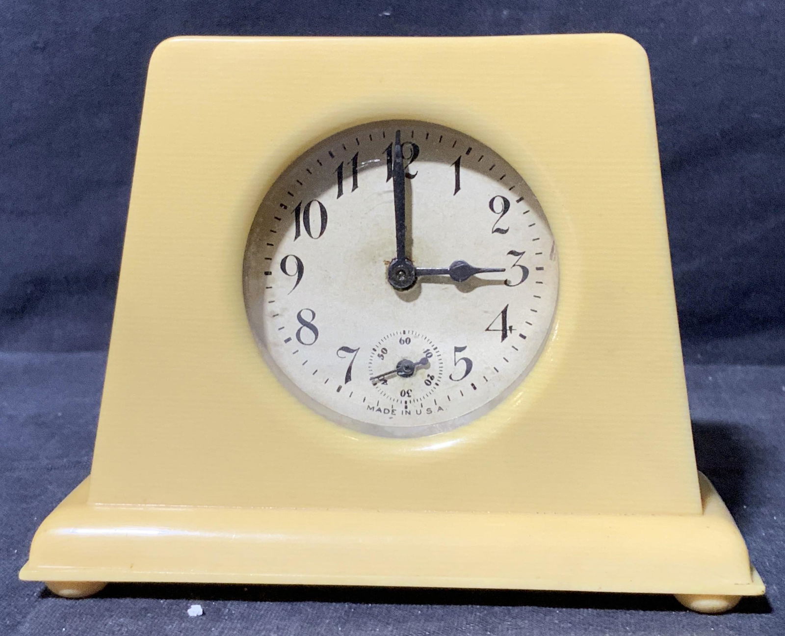 American Bakelite Tabletop Clock (1 of 6)