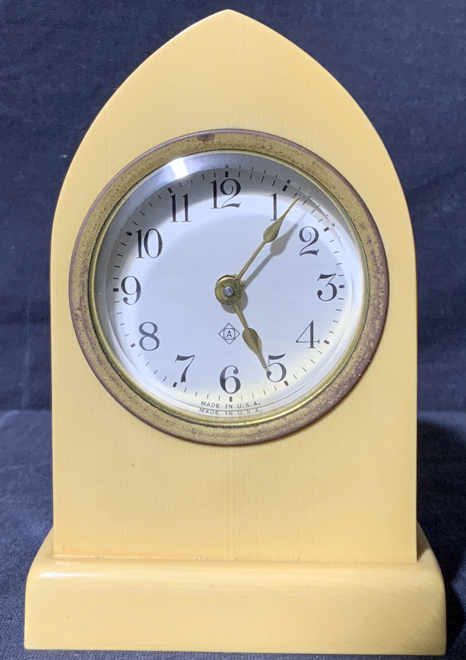 American Bakelite Arched Tabletop Clock (1 of 7)