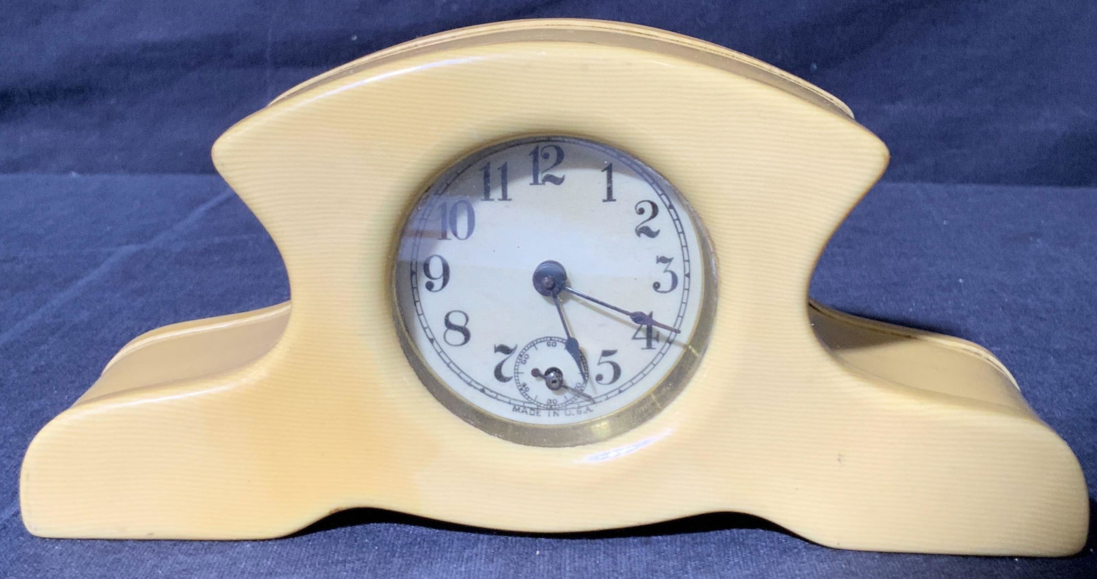 American Bakelite Mantle Clock (1 of 7)