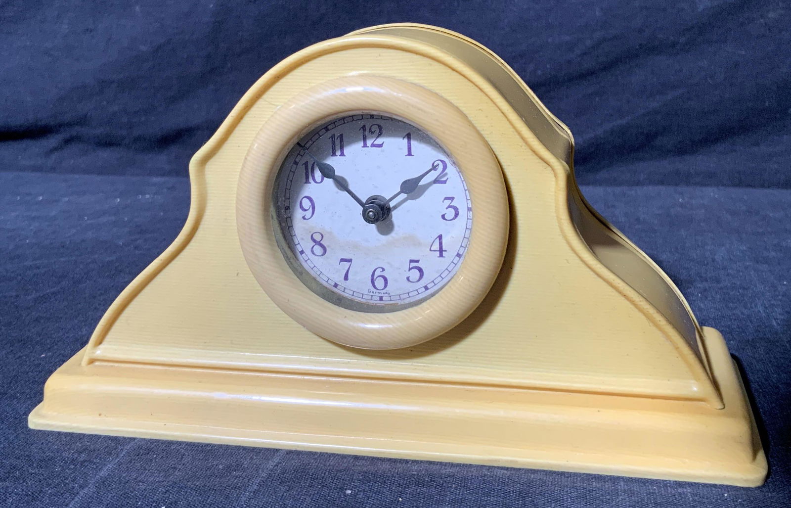 German Bakelite Mantle Clock (1 of 7)
