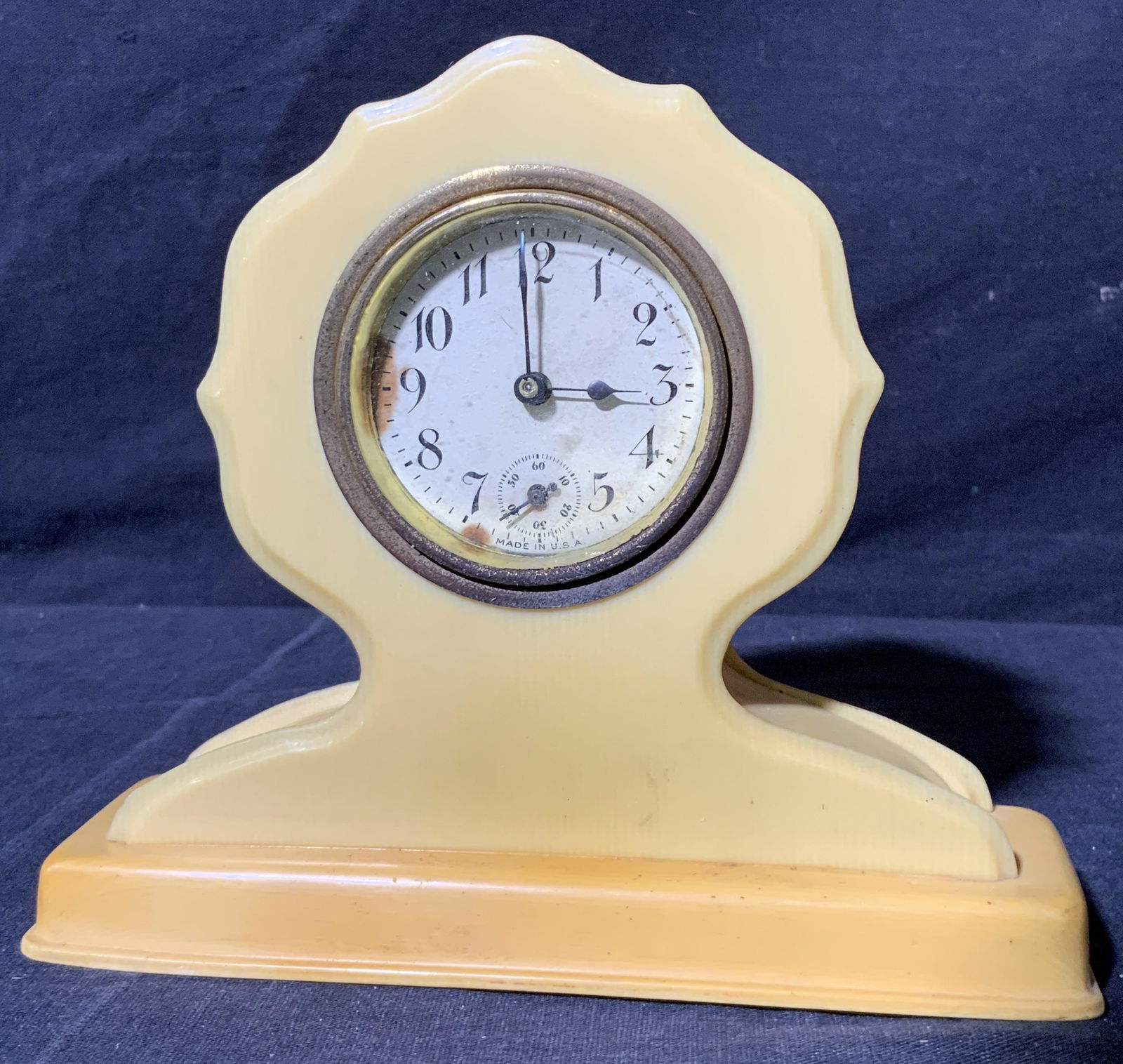 American Bakelite Mantle Clock (1 of 7)