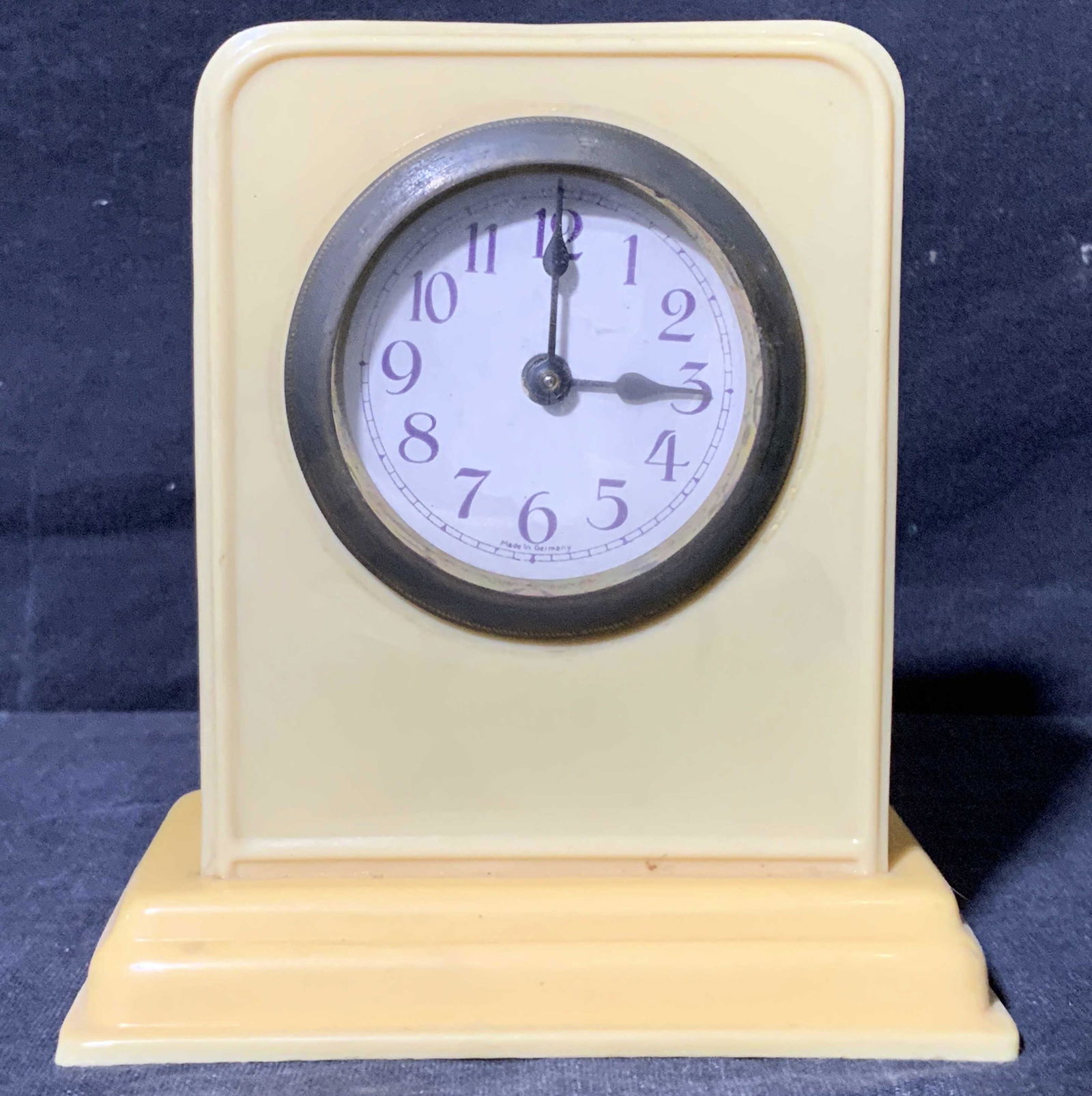 German Bakelite Rectangular Tabletop Clock (1 of 7)