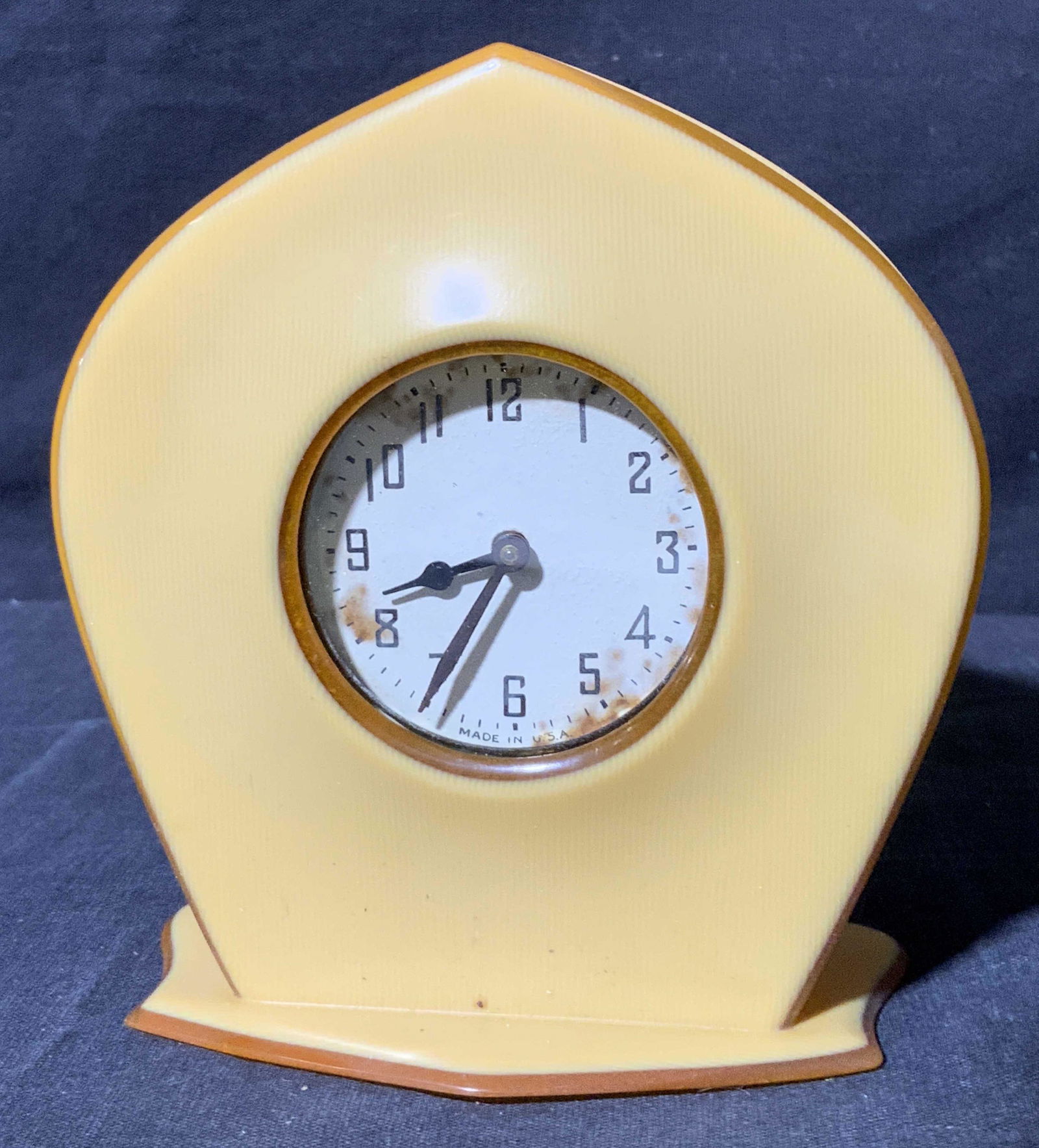 American Bakelite Pointed Arch Tabletop Clock (1 of 7)