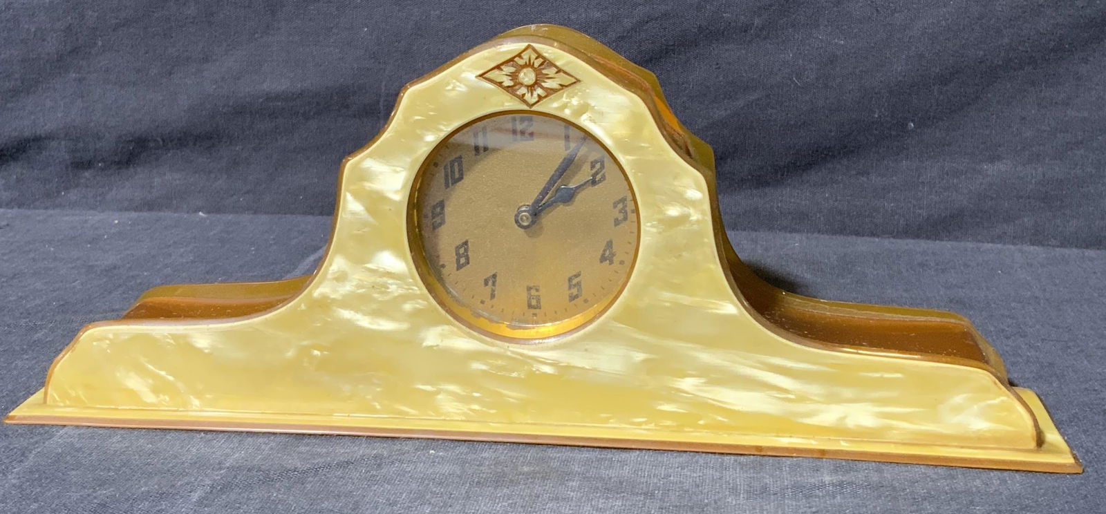 American Translucent Bakelite Vanity Clock (1 of 8)