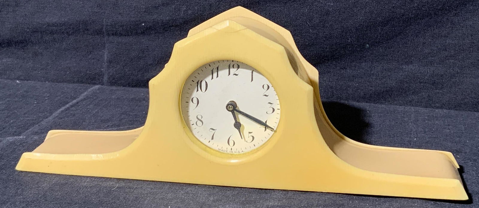 American Bakelite Mantle Clock with Plaster Base (1 of 7)