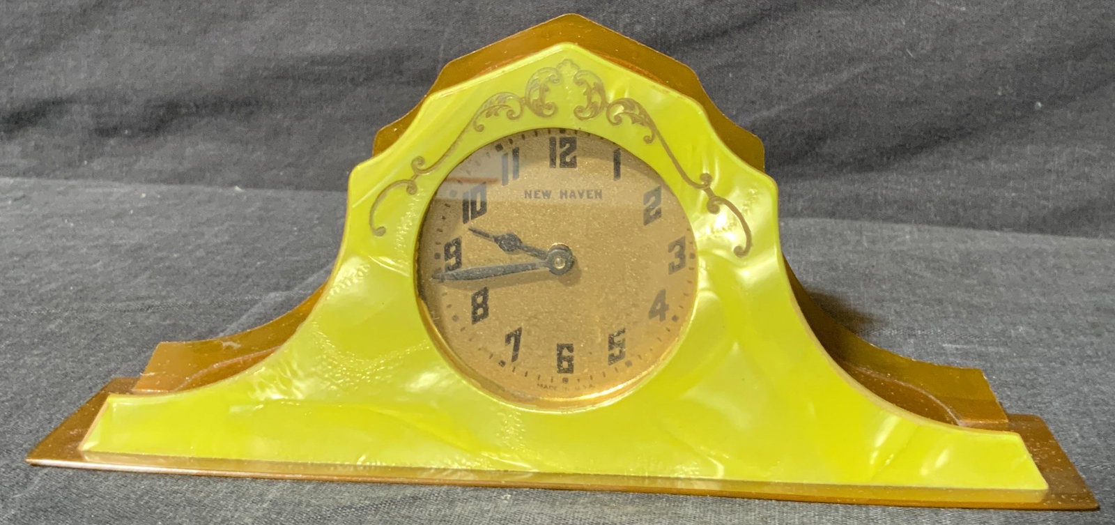 Bakelite New Haven Vanity Clock (1 of 7)