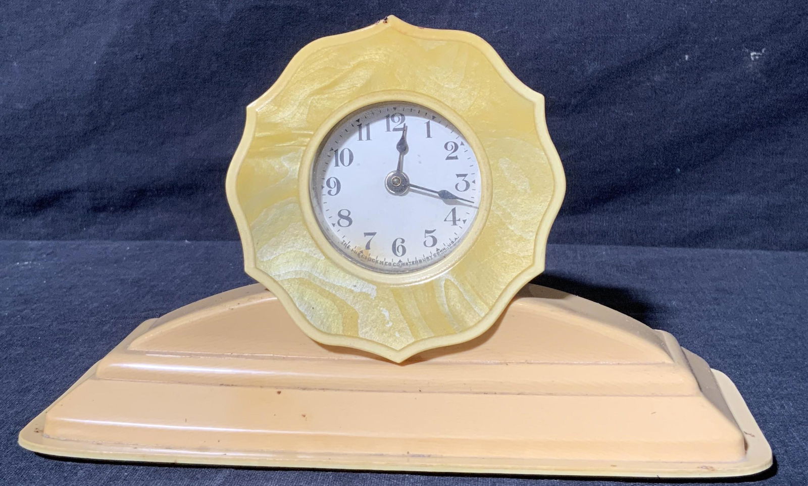 The Lux Clock MFG Co. Bakelite Vanity Clock (1 of 7)