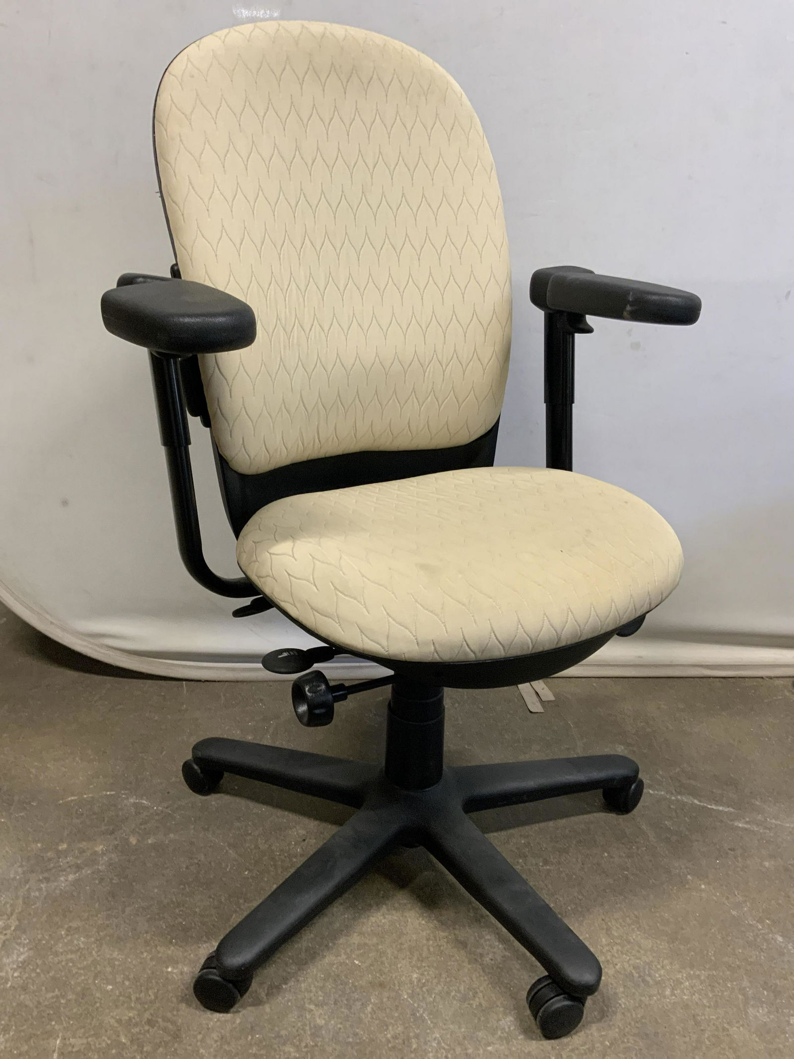 STEELCASE INC Computer Chair W Wheels (1 of 11)