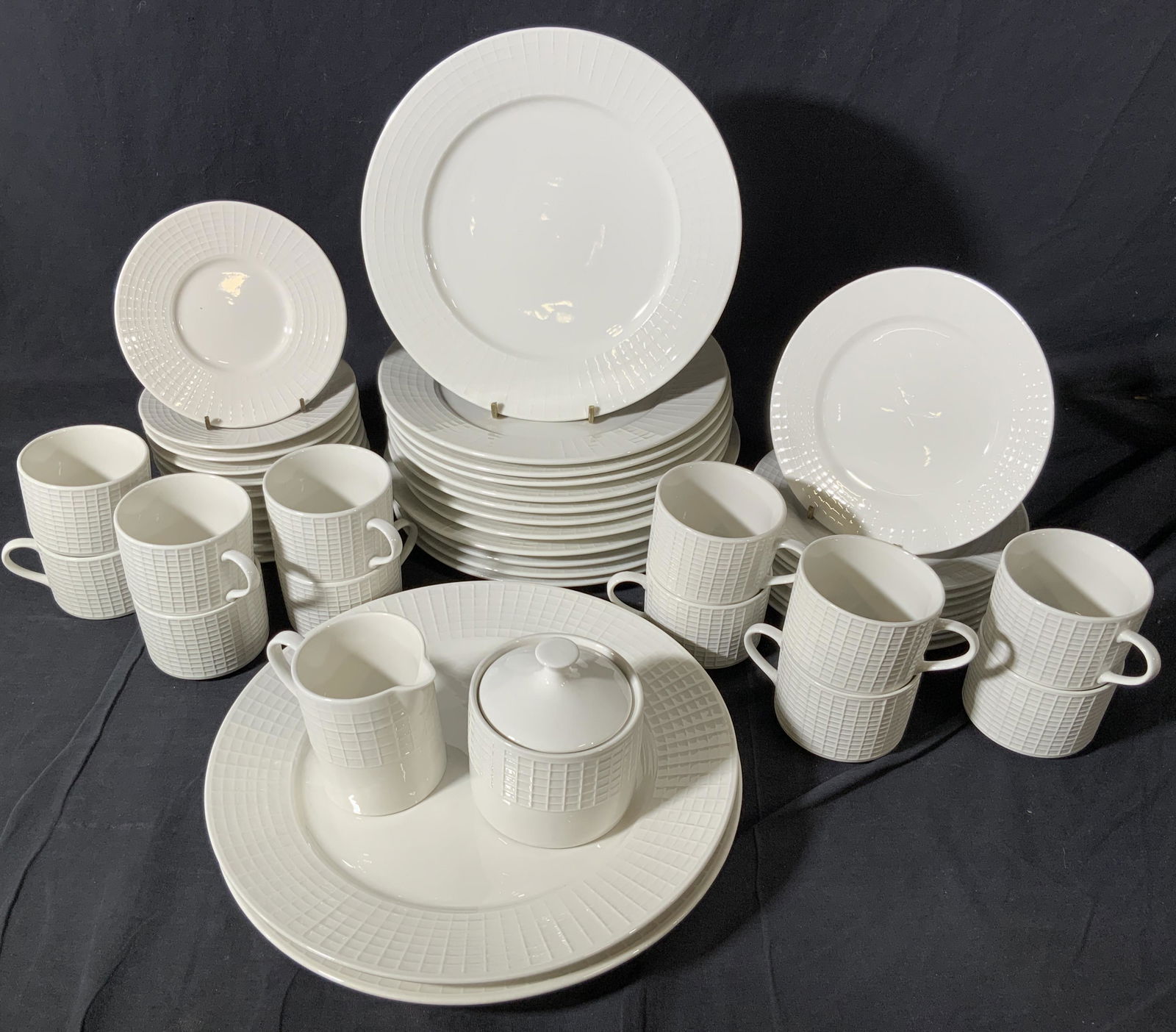 ONEIDA Stoneware 60+ PCs Partial Dinning Set (1 of 10)