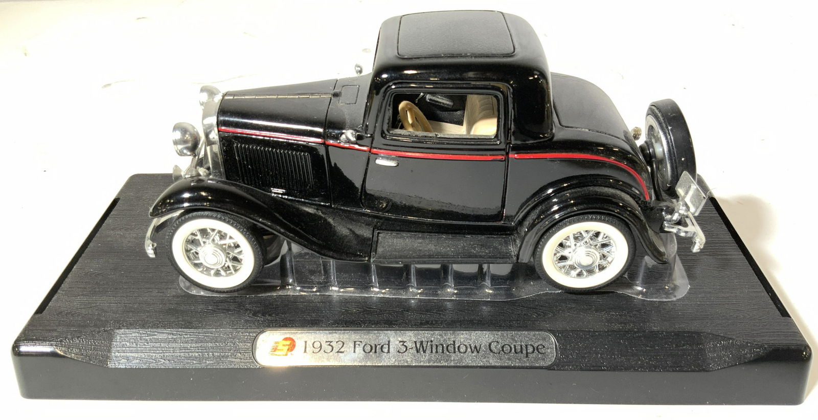 1932 Ford 3-Window Coupe Model Car (1 of 10)