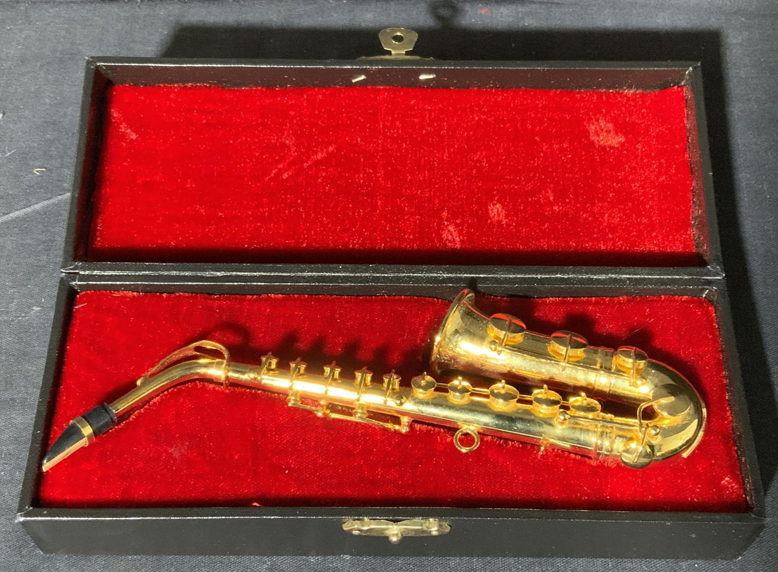 Replica Model Saxophone with Case (1 of 8)