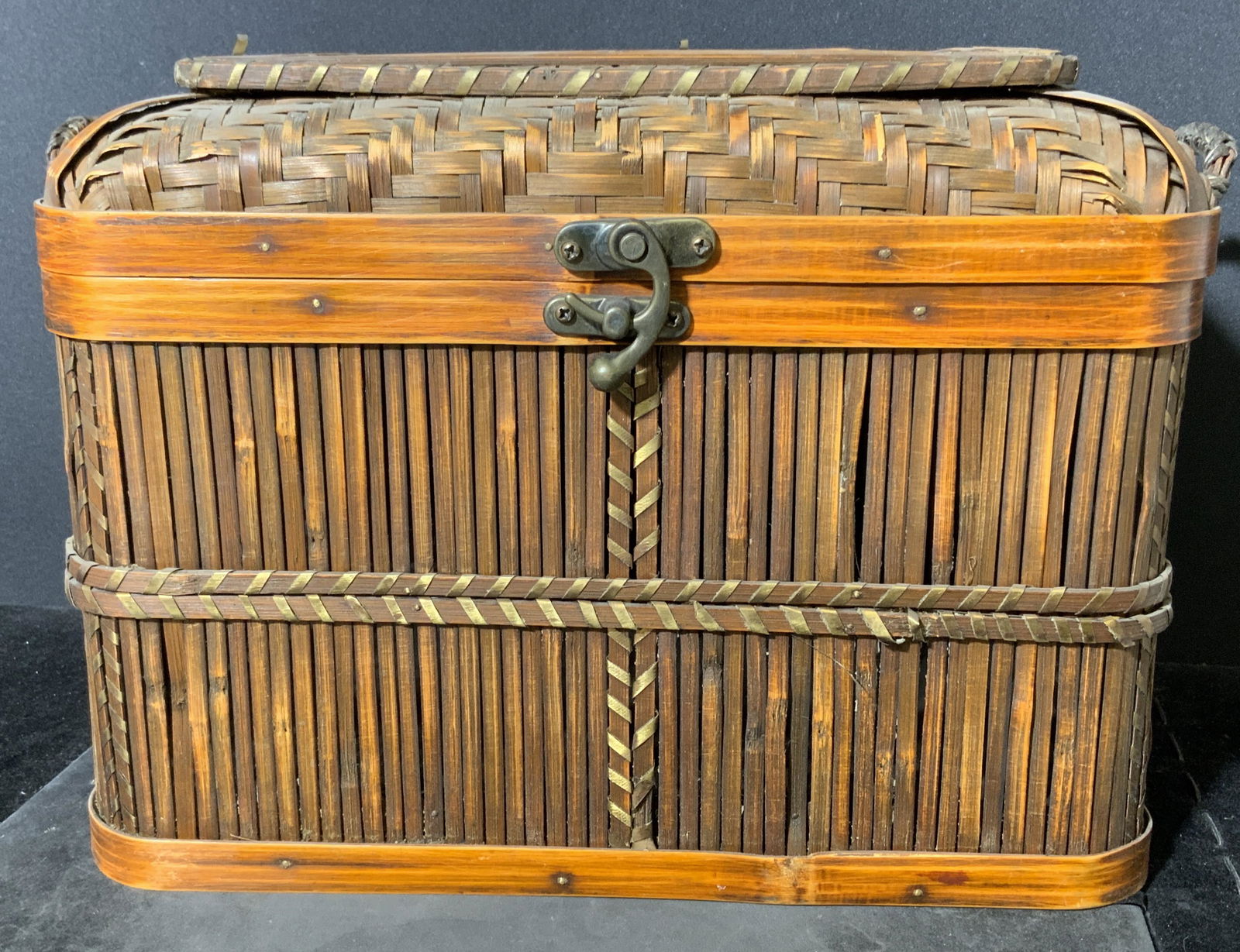 Lidded Woven Wicker Basket (1 of 8)