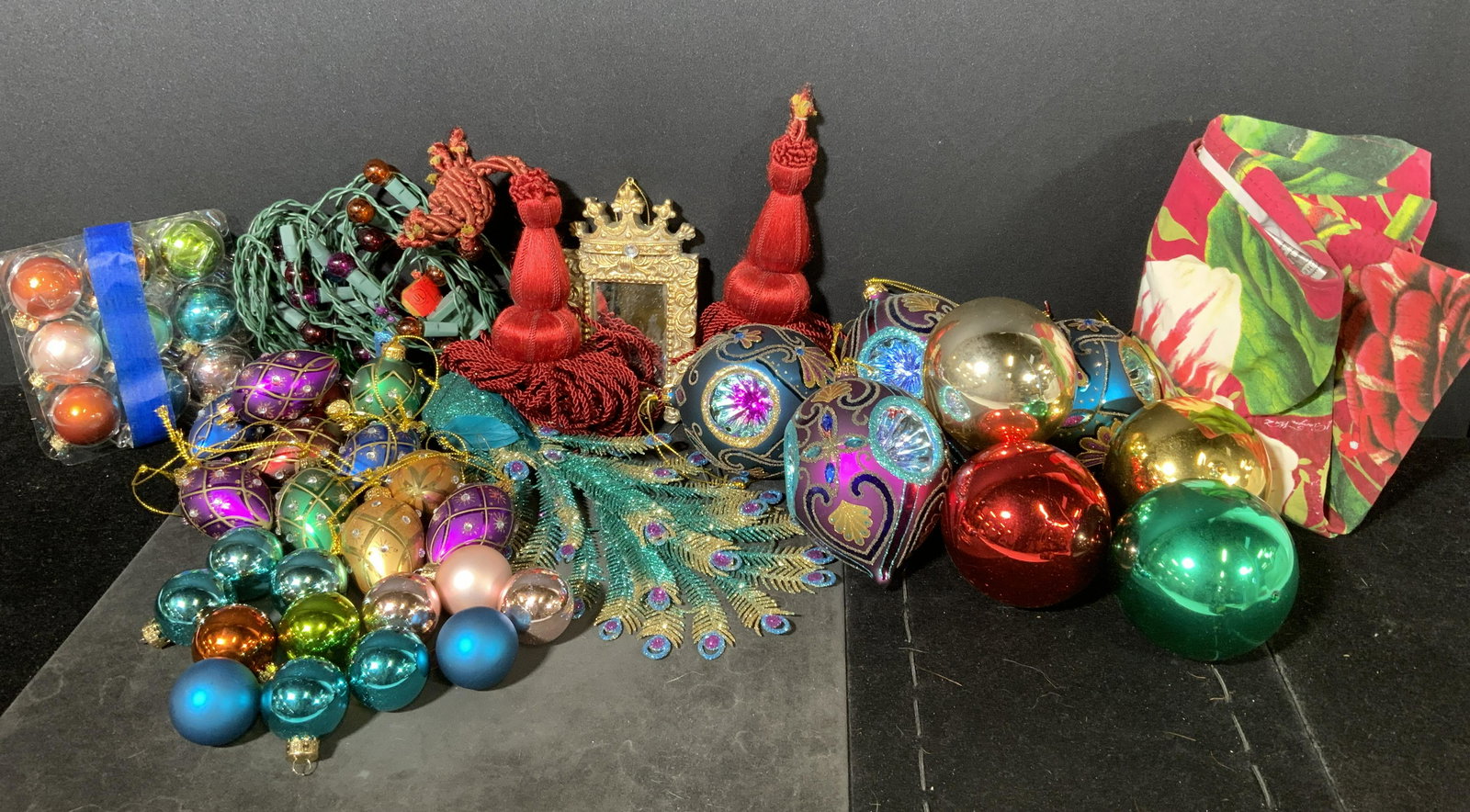 Group Lot Assorted Christmas Ornaments & Decor (1 of 8)