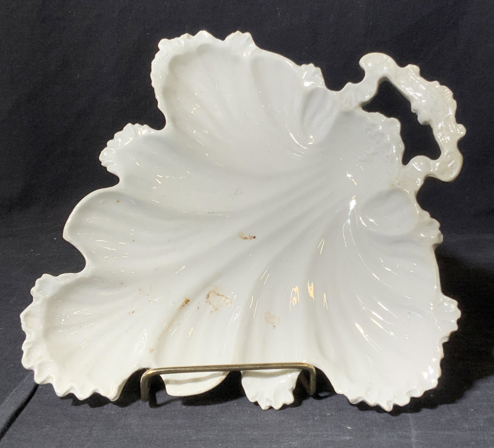 MASONâ€™S Masons Patent Ironstone China Leaf Dish: A porcelain dish shaped to depict a leaf, with a handle on one end, marked â€˜Masons Patent Ironstond / Ironstone Chinaâ€™ plate has detail grooves to resemble veins in leaves and handle has 