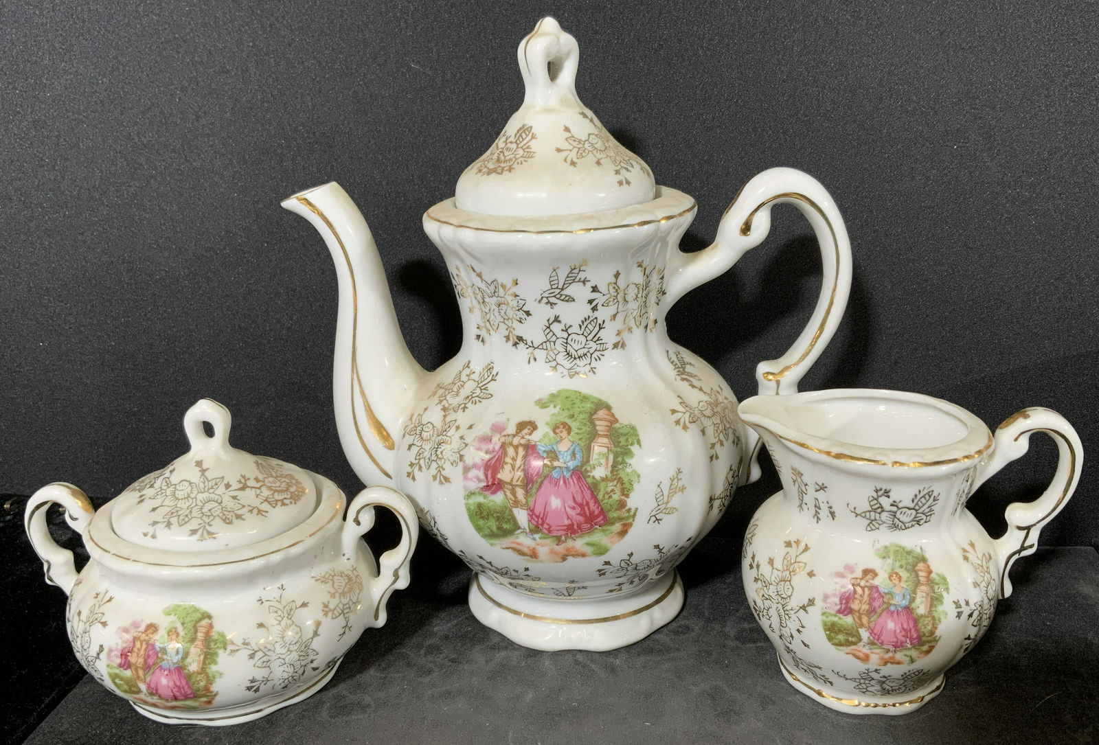 17pc ROYAL VIENNA Serving Set: Includes 6 tea cups, 6 saucers, 1 kettle w lid, 1 sugar bowl w lid, 1 creamer. Undersides read as â€˜Royal Viennaâ€™. Largest piece measures approx 7.25 inches h and 7 inches w. Wear is consi
