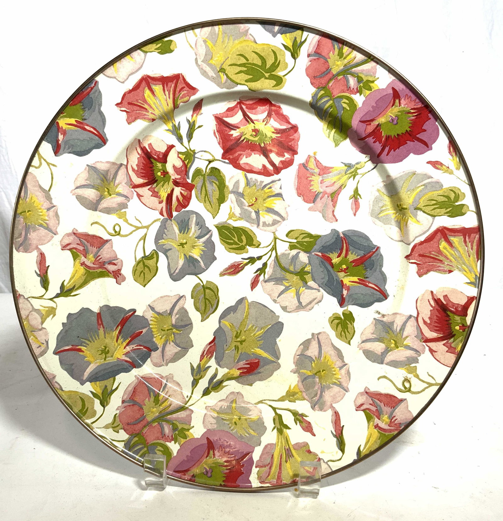 Vntg MACKENZIE CHILDS Enameled & Metal Plate: Underside of plate reads MACKENZIE CHILDS. Piece is enameled & metal possibly brass. Piece has intricate multi toned floral & leaf detail. Piece is circular shaped, piece has gold toned rim. Plate mea