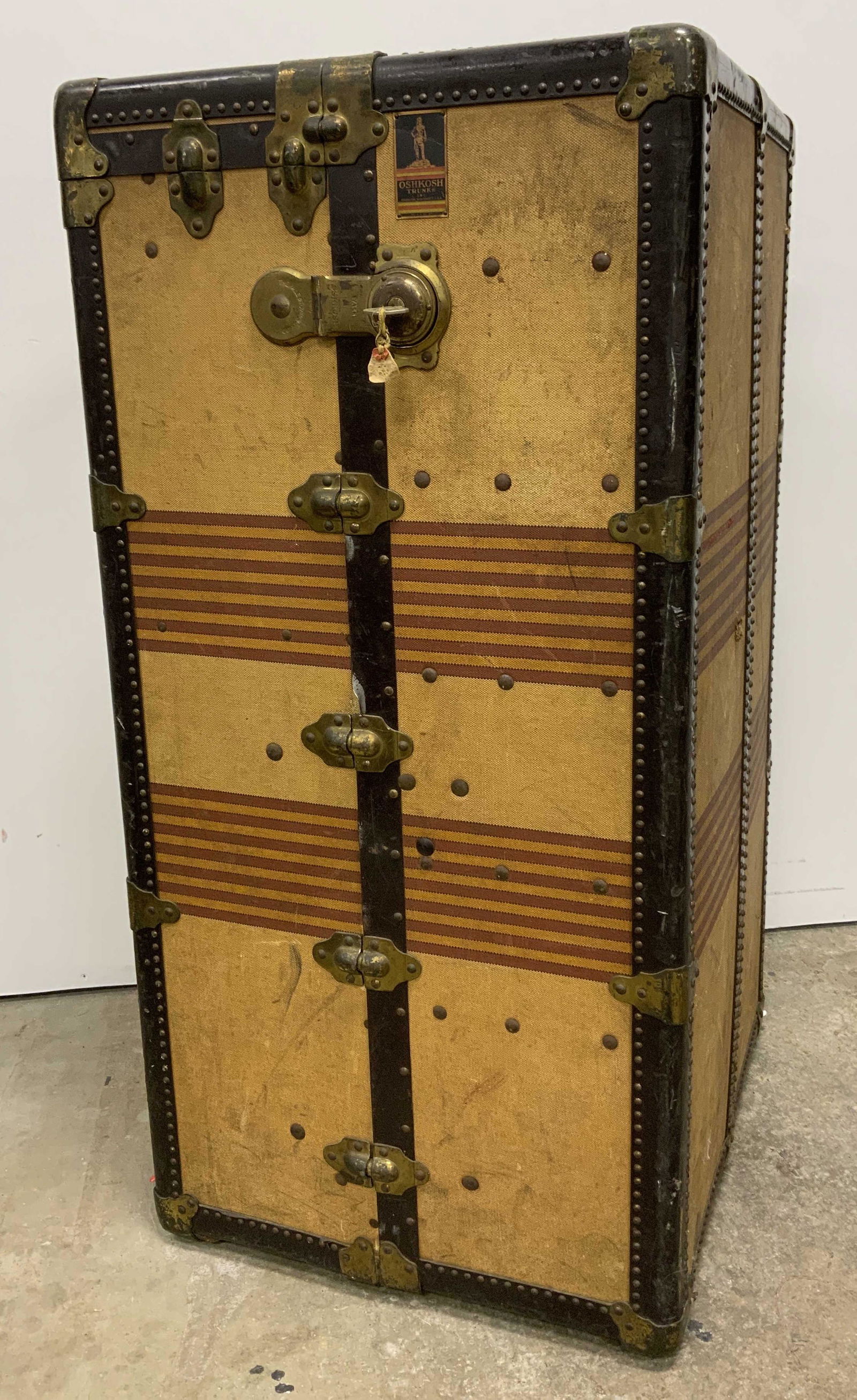 Antique OSHKOSH Steamer Trunk (1 of 7)