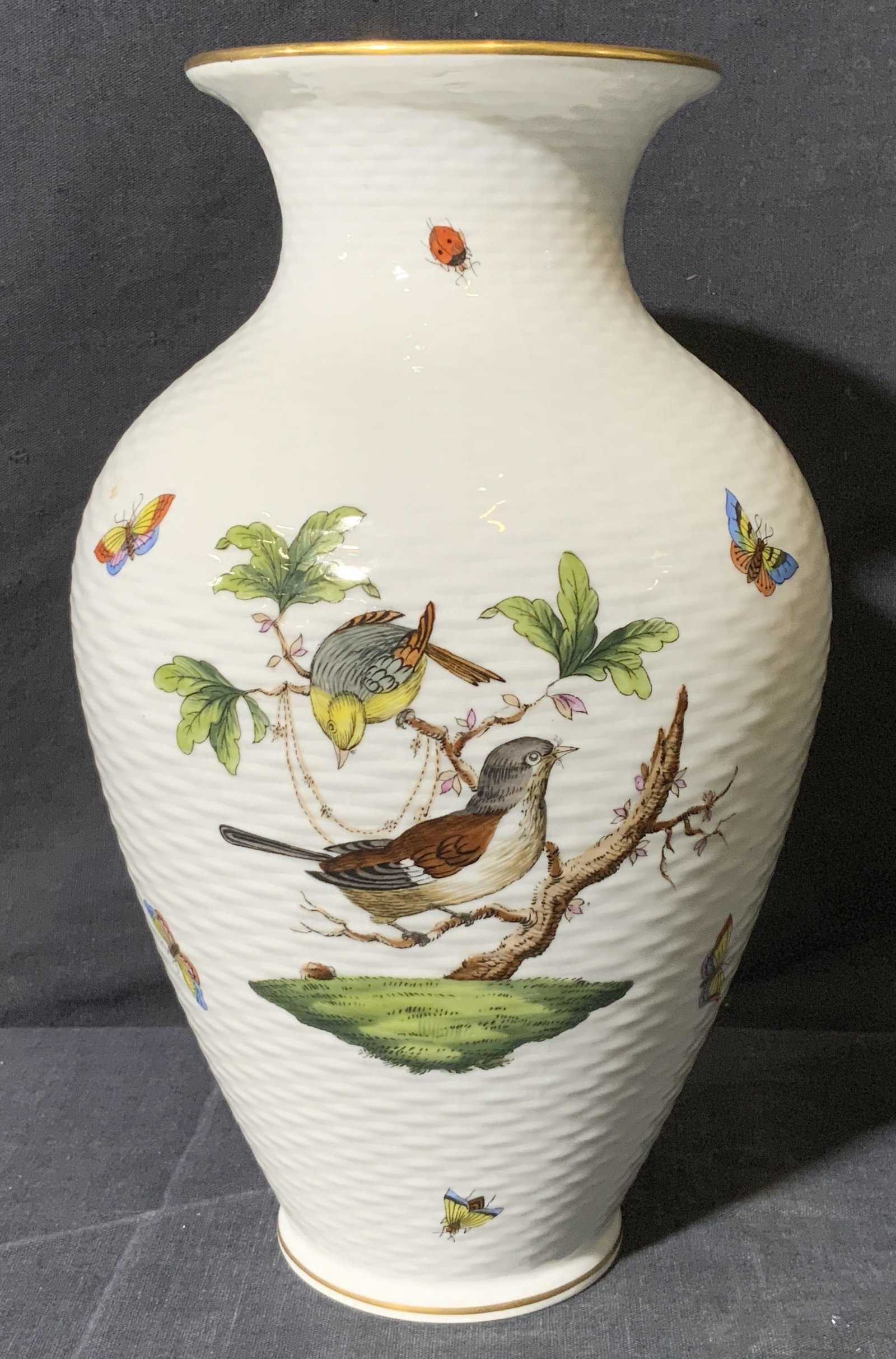 HEREND HUNGARY Insect Motif Porcelain Vase: HEREND HUNGARY Insect Motif Porcelain Vase, underside reads HEREND HUNGARY HANDPAINTED 6962 20 62, white basket print textured porcelain with hand painted birds and insects, measures 9 1/2 x 6 x 6 inc