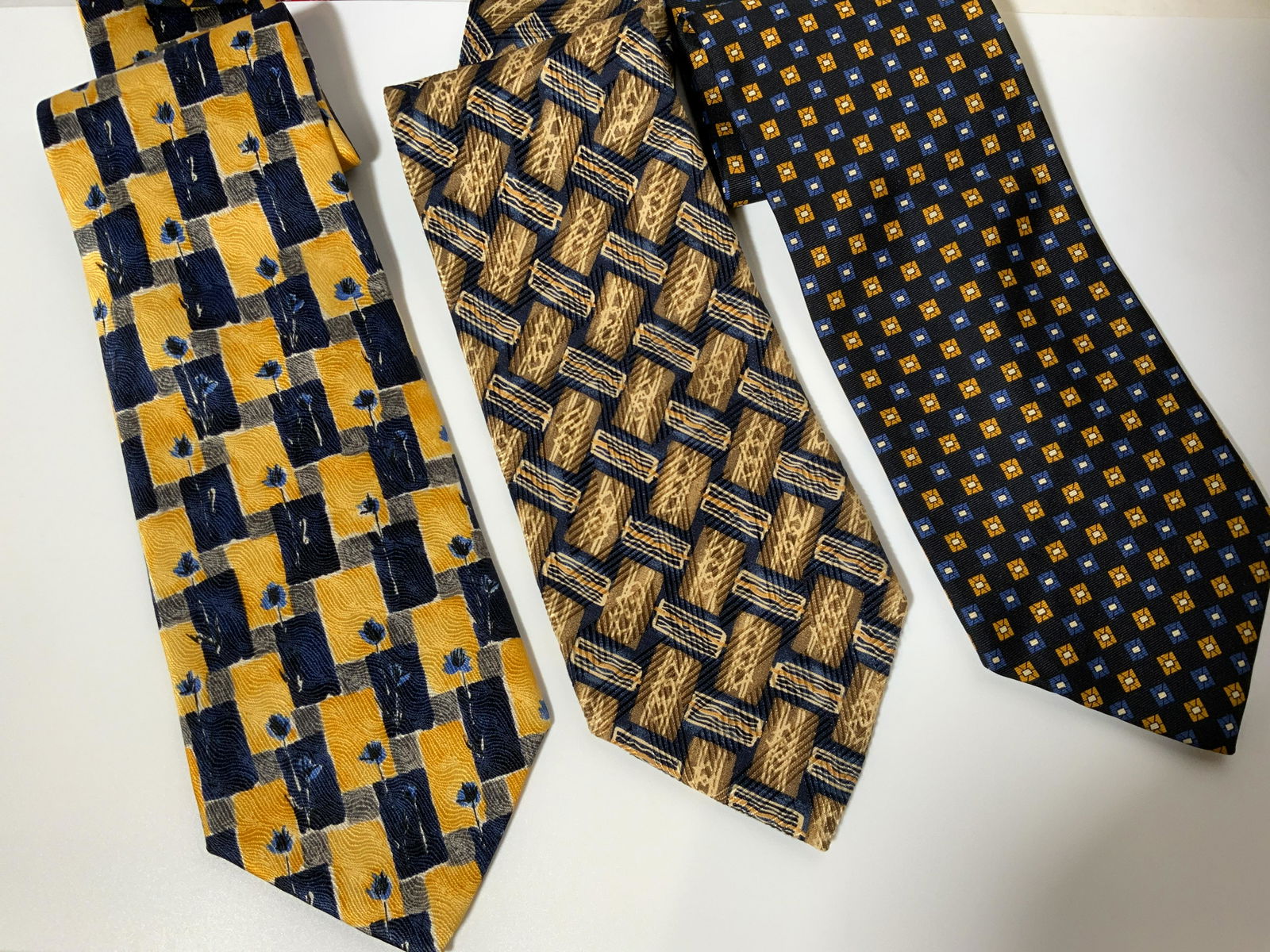 Lot 3 Assorted Patterned Silk Mens Ties (1 of 10)