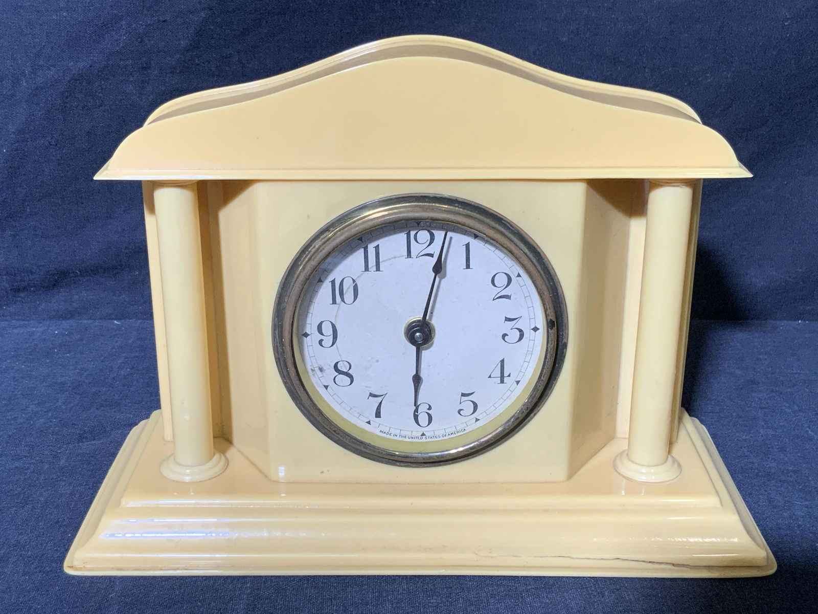 American Bakelite Tabletop Clock (1 of 11)