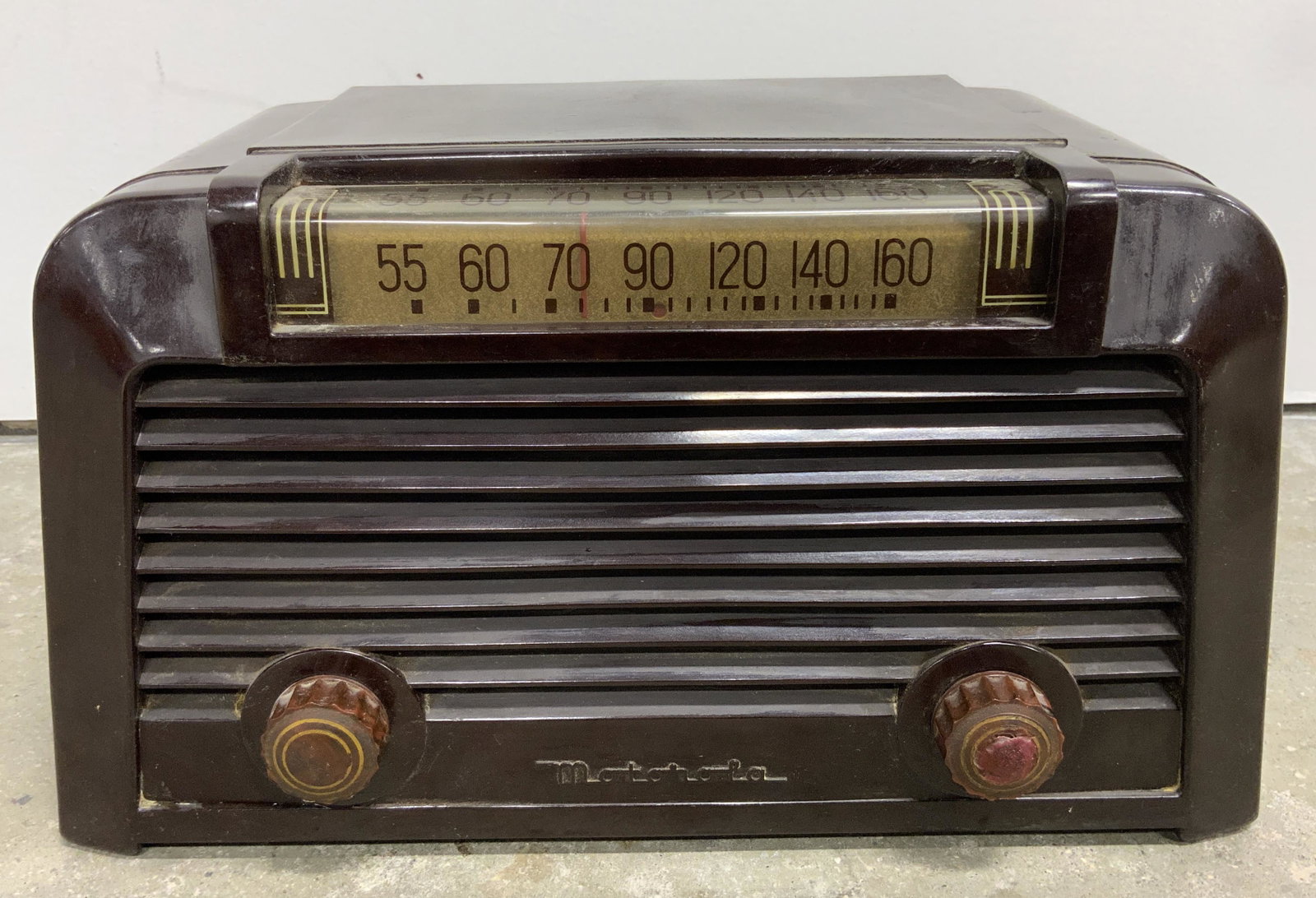 1948 Vintage MOTOROLA 57X Bakelite Tube Radio: 1948 Vintage MOTOROLA 57X Bakelite Tube Radio, inscriptions read â€˜Motorola Model 57xâ€™, measures 6 7/8 x 12 1/4 inches, some surface wear to radio, not tested for functionality, Property o
