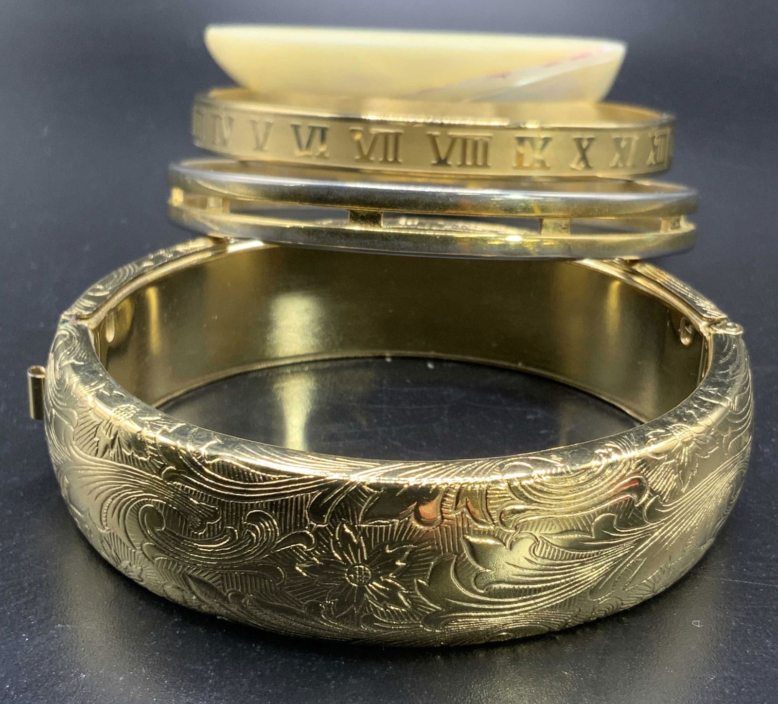 Lot 4 Shell & Gold Tone Metal Bangle Bracelets (1 of 10)