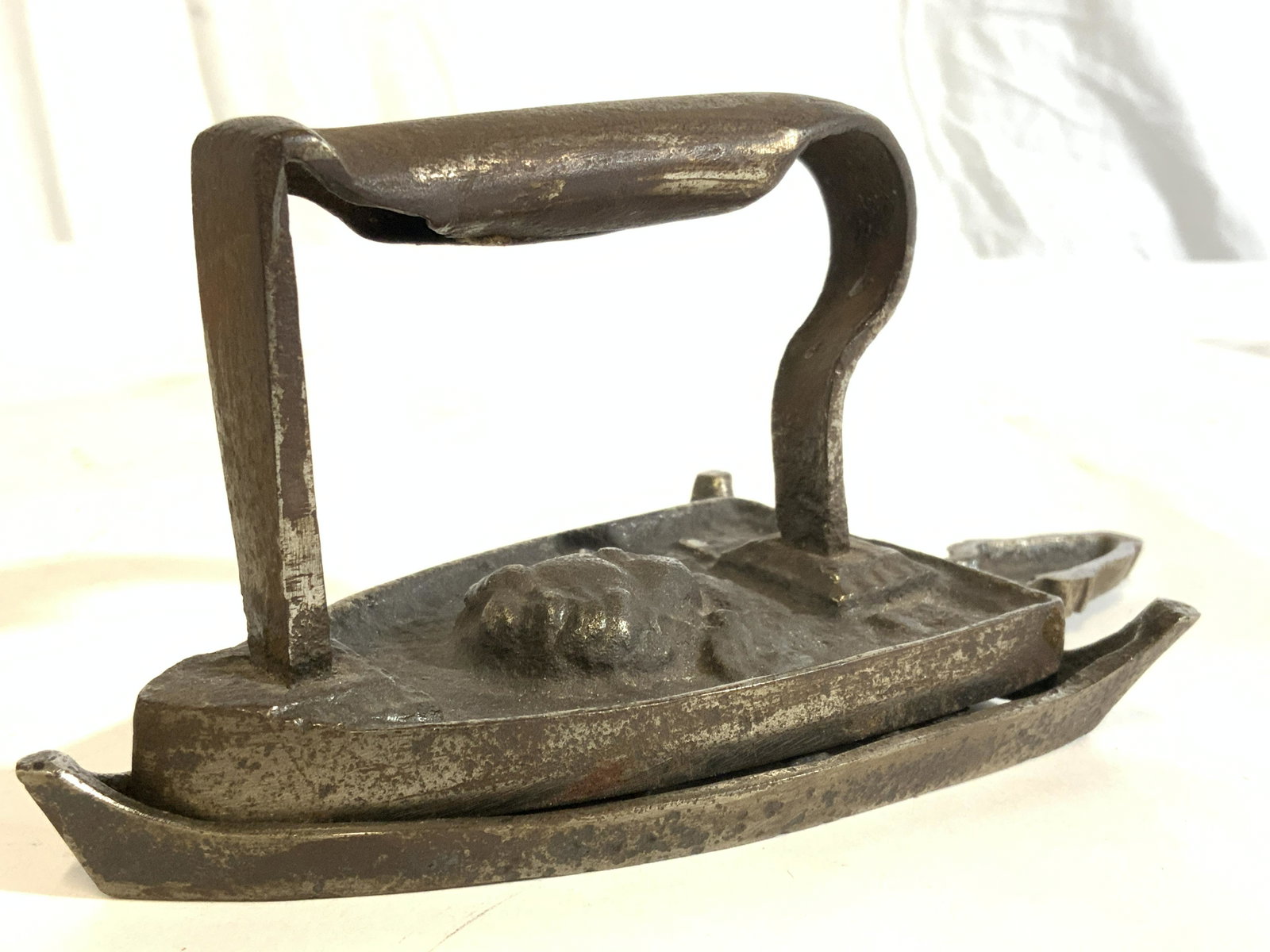 Antique Metal Iron & Iron Holder: Lot includes 1 iron & 1 iron holder. Iron and holder are vintage appear to be antique. Each piece appears to be iron. Pieces in lot are petite in size. Iron measures approx 4 inches long 2.5 inches ta