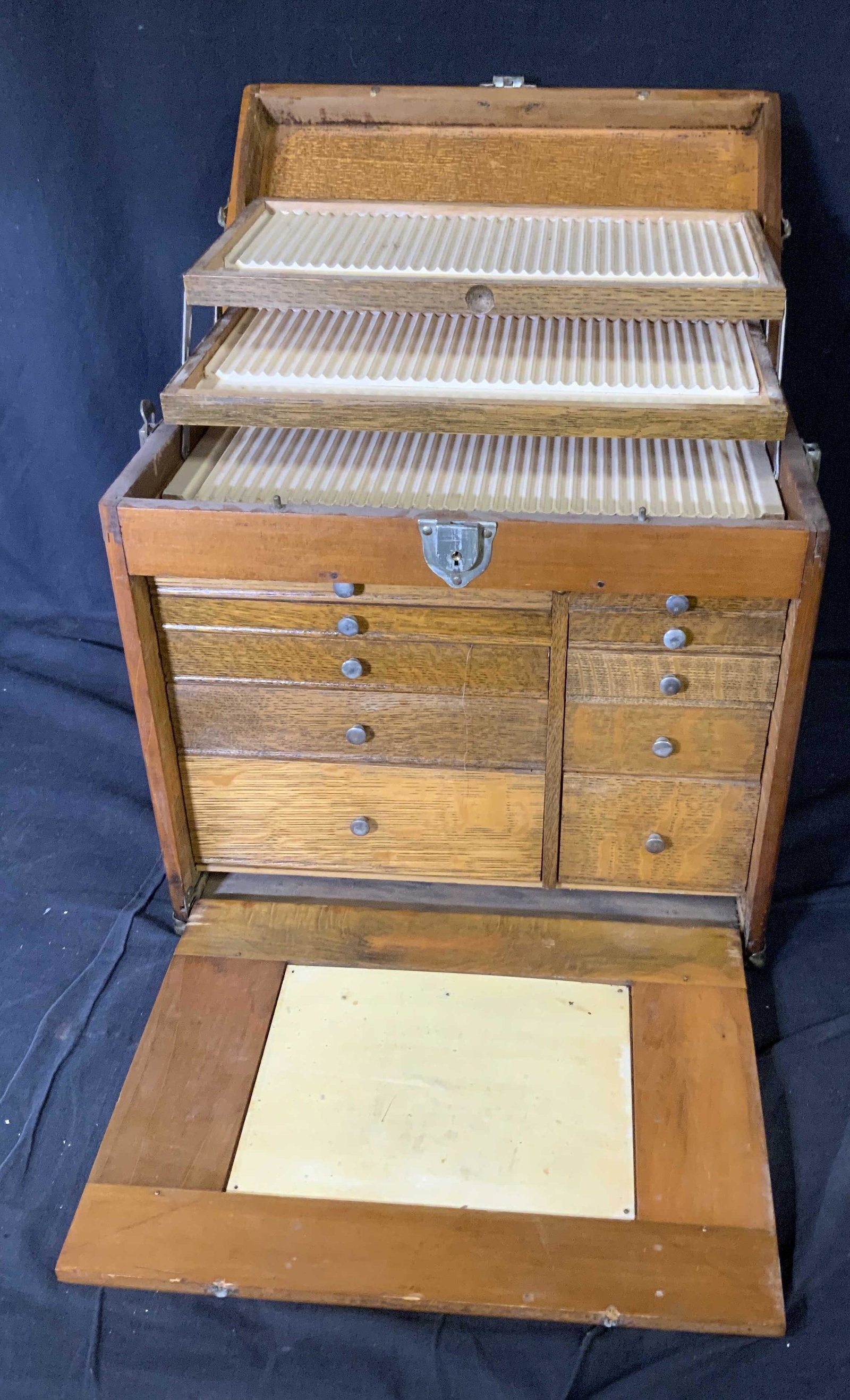 Vintage Artists Caddy (1 of 7)