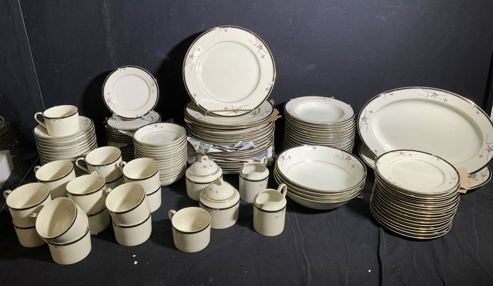 MIKASA Flora Dora Pattern China Set (1 of 16)