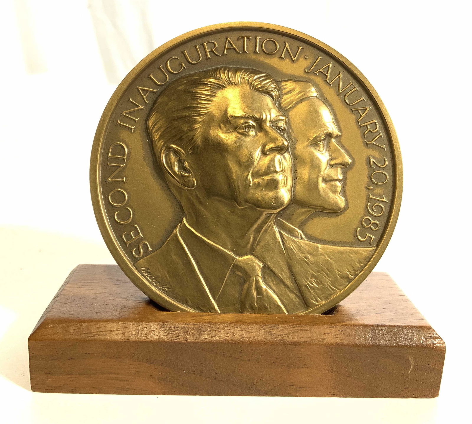 Bronze Vtg Ronald Reagan Inaugural Coin & Stand (1 of 8)