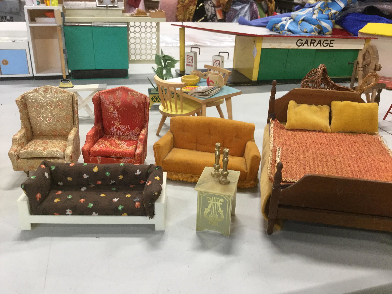 Vintage Dollhouse Accessories & Toys (1 of 20)