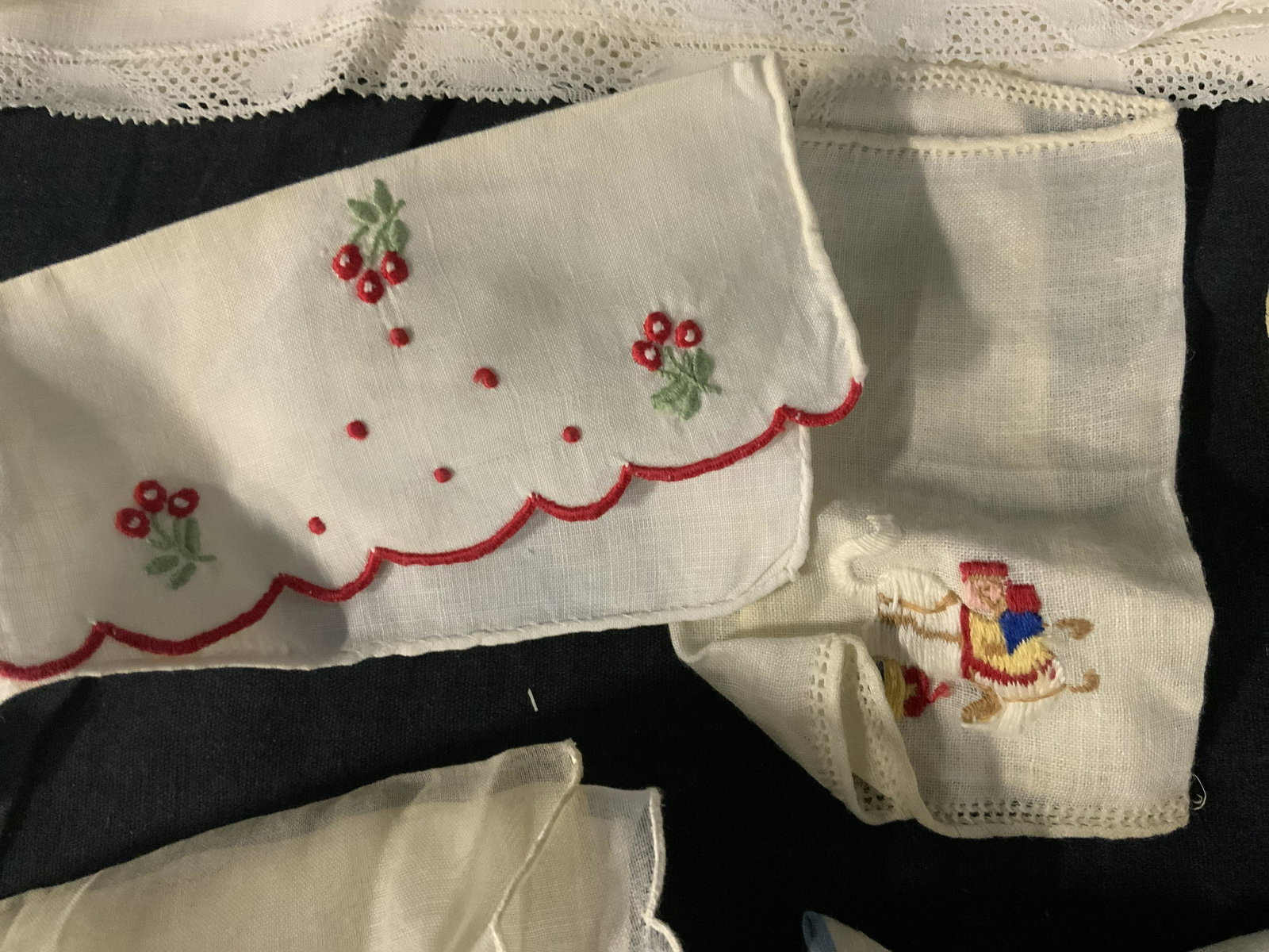 Group Lot Assorted Vintage Table Linens (1 of 8)