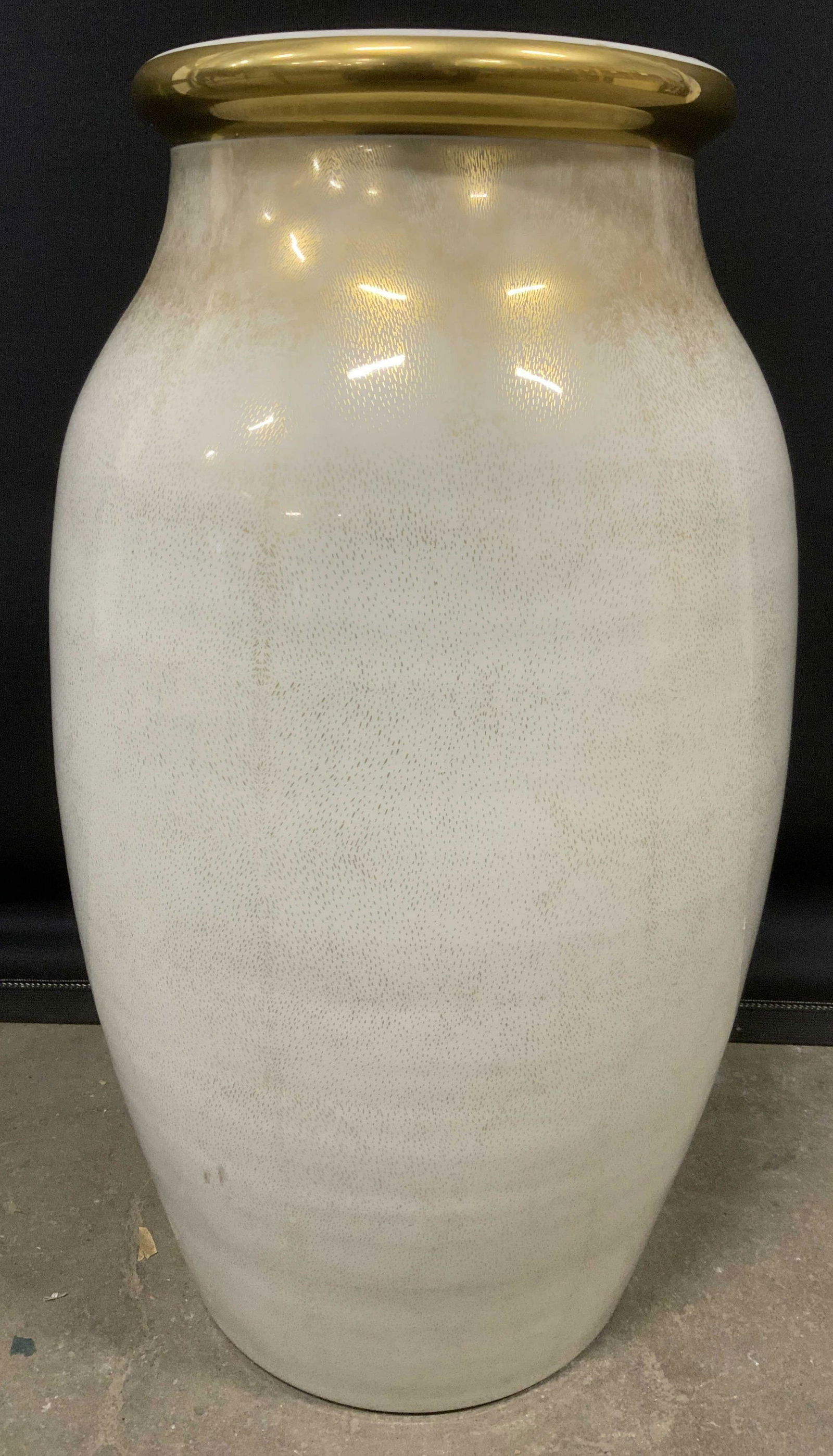 MANGANI Porcelain Planter, Italy: Porcelain planter. Decorated with all over speckled gilt pattern. Underside labels read as MANGANI, porcellane darte, italy, and OGGETTI. Wear is consistent with age and use, evident surface wear. Mea