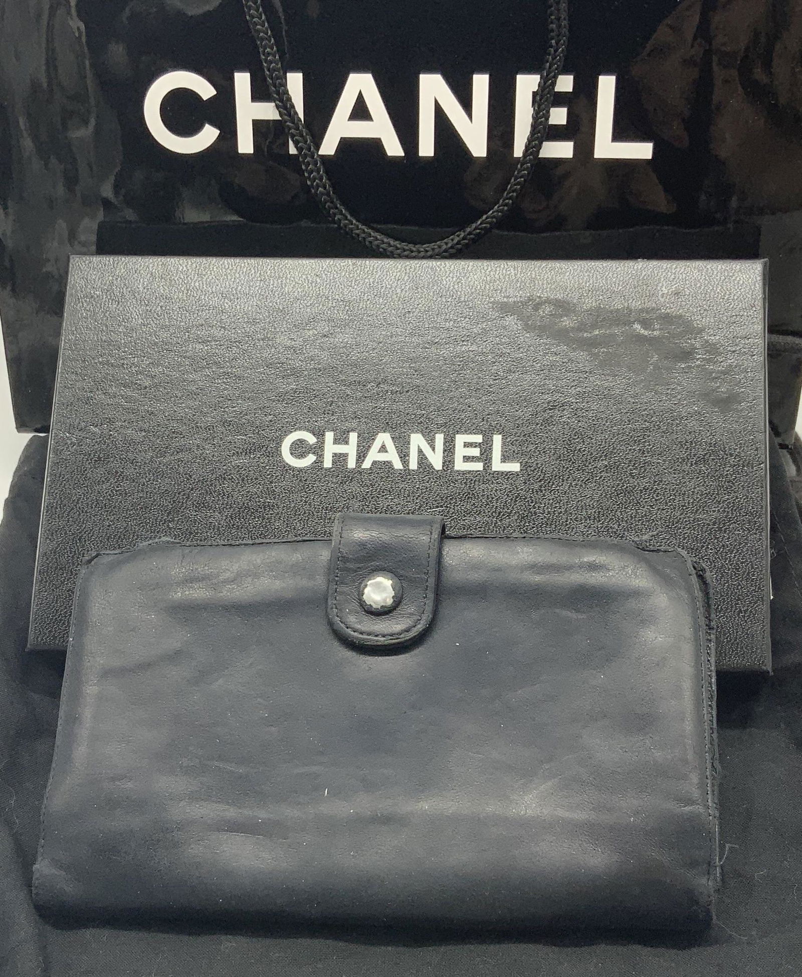 CHANEL Vtg Leather Wallet w CHANEL accessories (1 of 11)