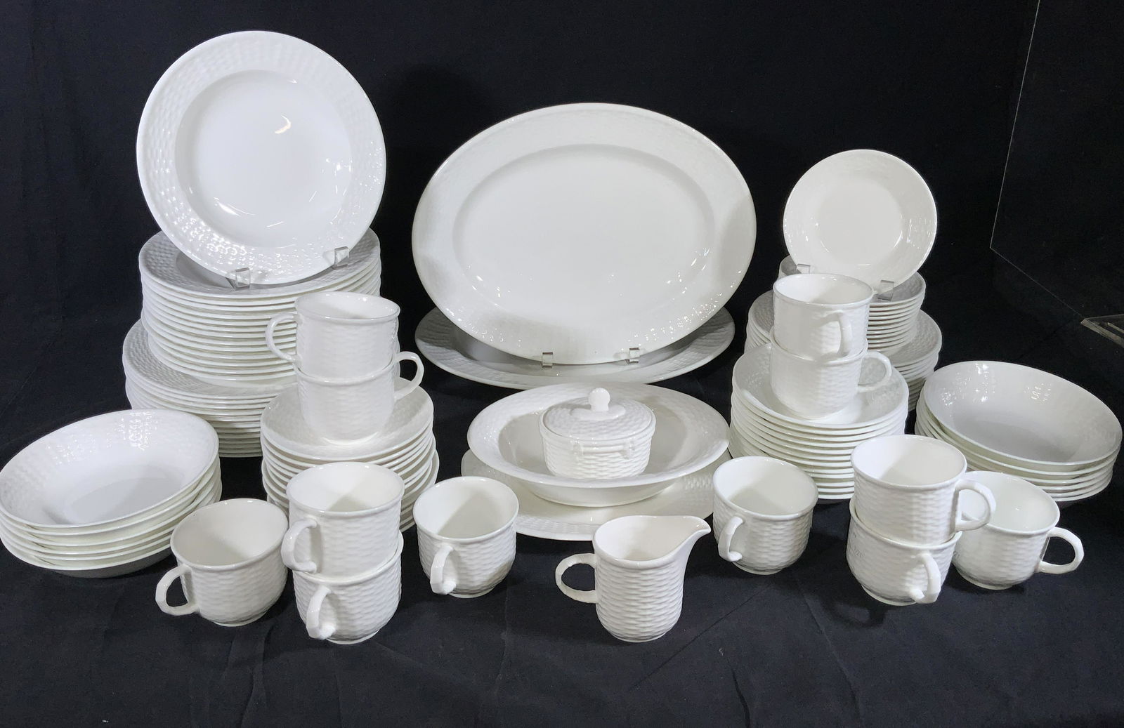 100+ WEDGWOOD China Set (1 of 11)