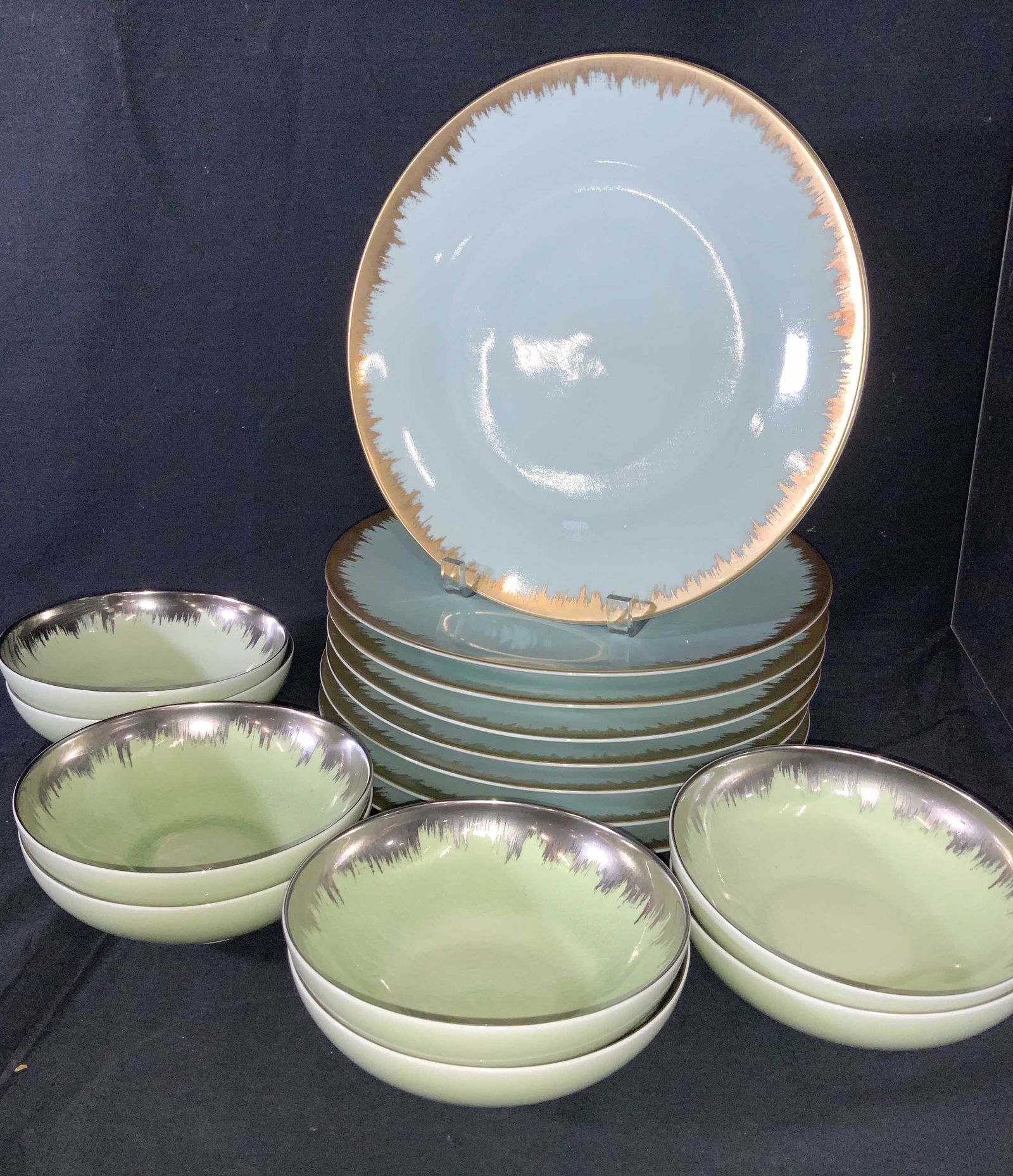 Set 16 Kim SEYBERT Porcelain Chargers & Bowls (1 of 8)